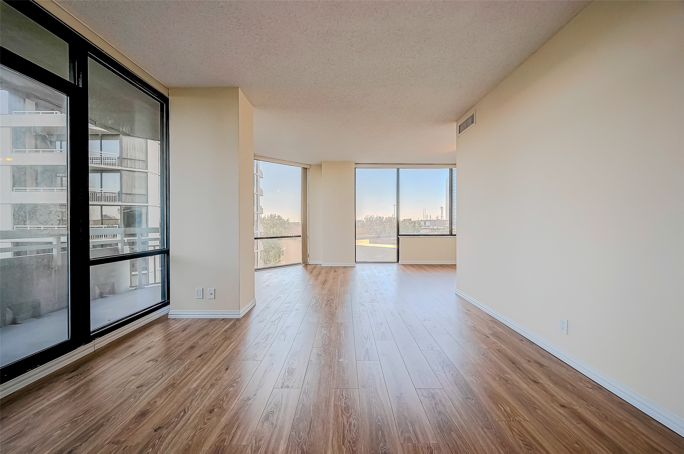 14 Greenway Plaza 6p Property Photo 2