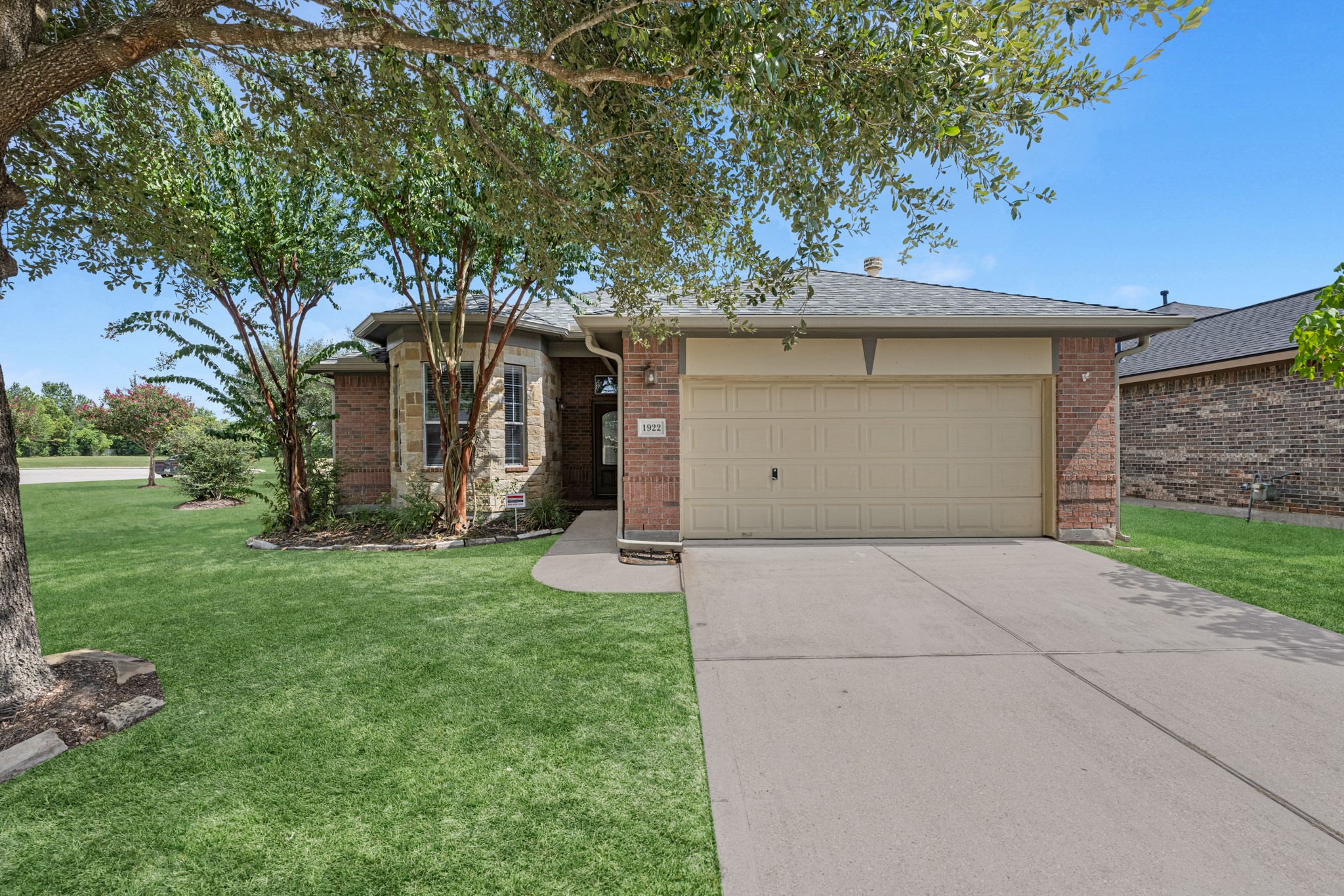 1922 Vale Haven Drive Property Photo 1