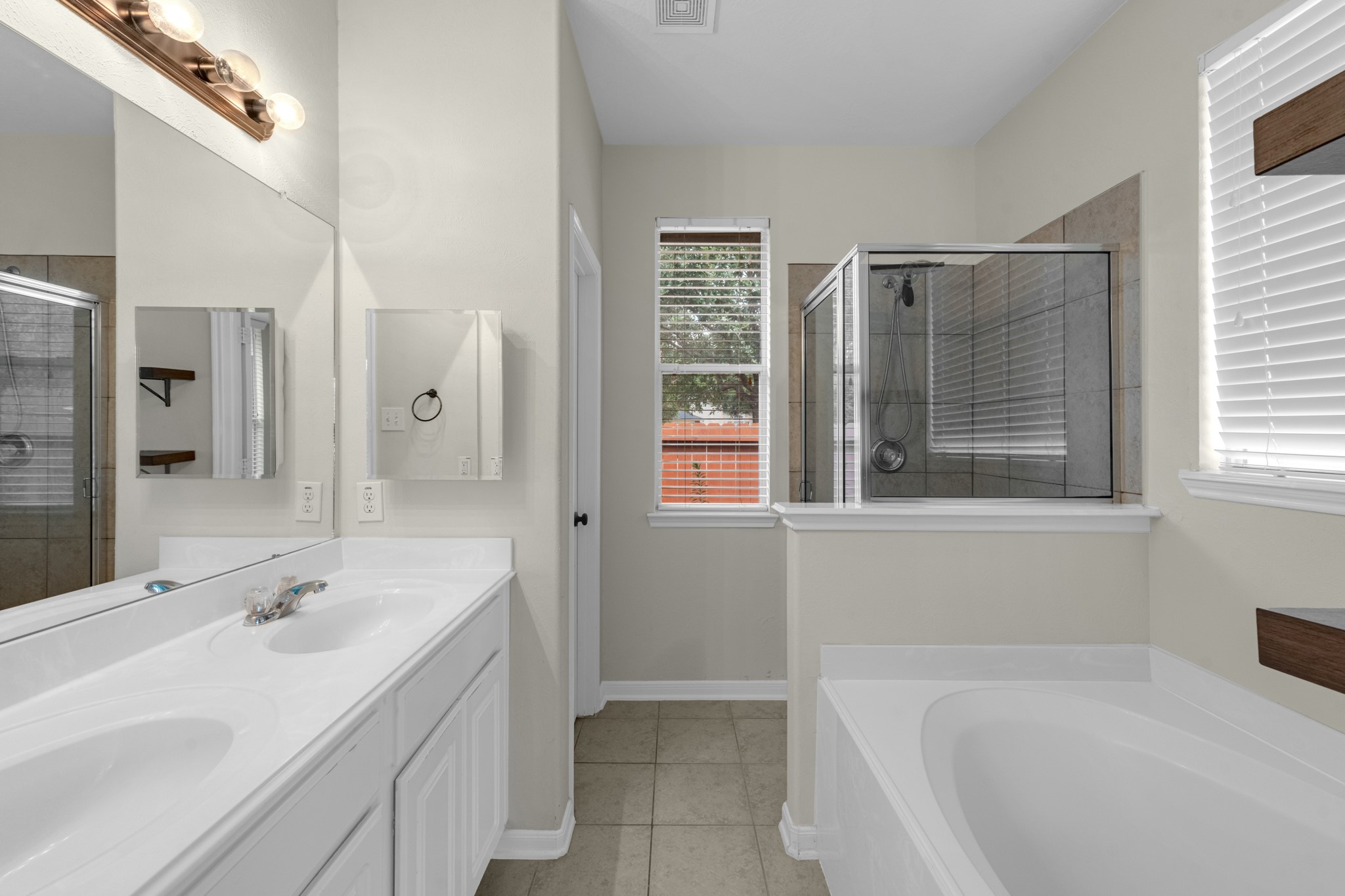 1922 Vale Haven Drive Property Photo 3