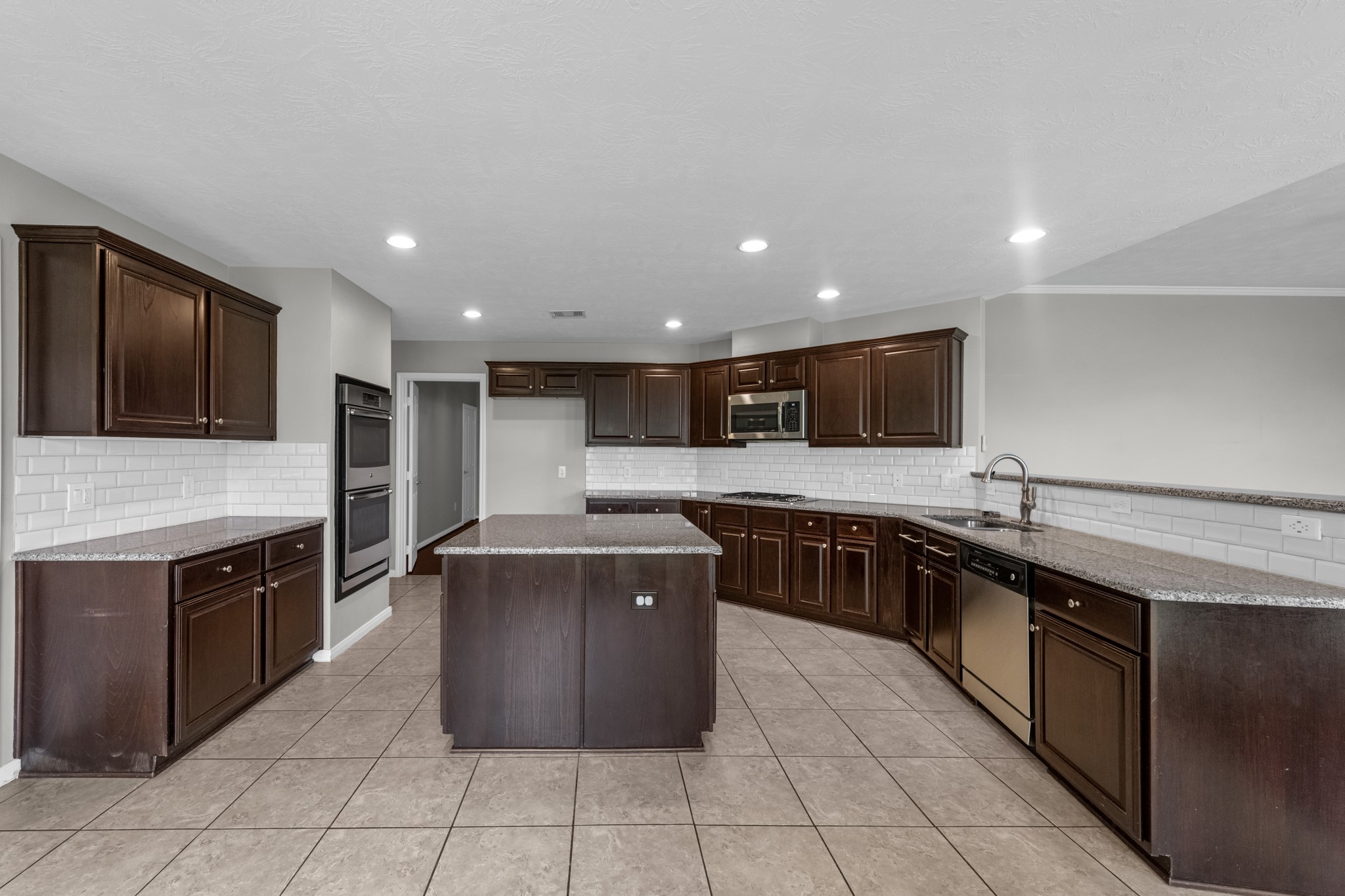 6606 Granbury Road Property Photo 15