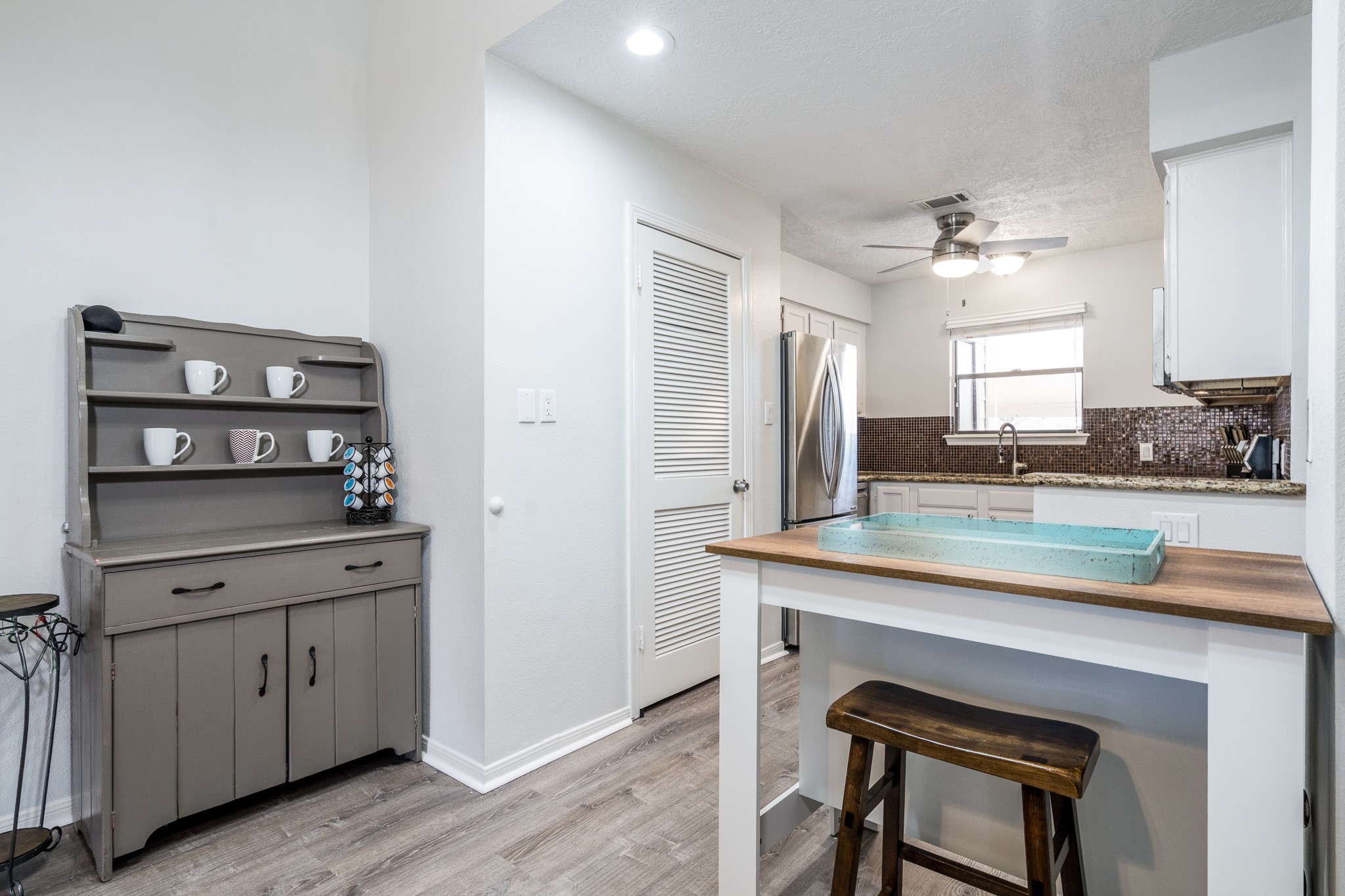 203 Lakeview Terrace B Property Photo 4