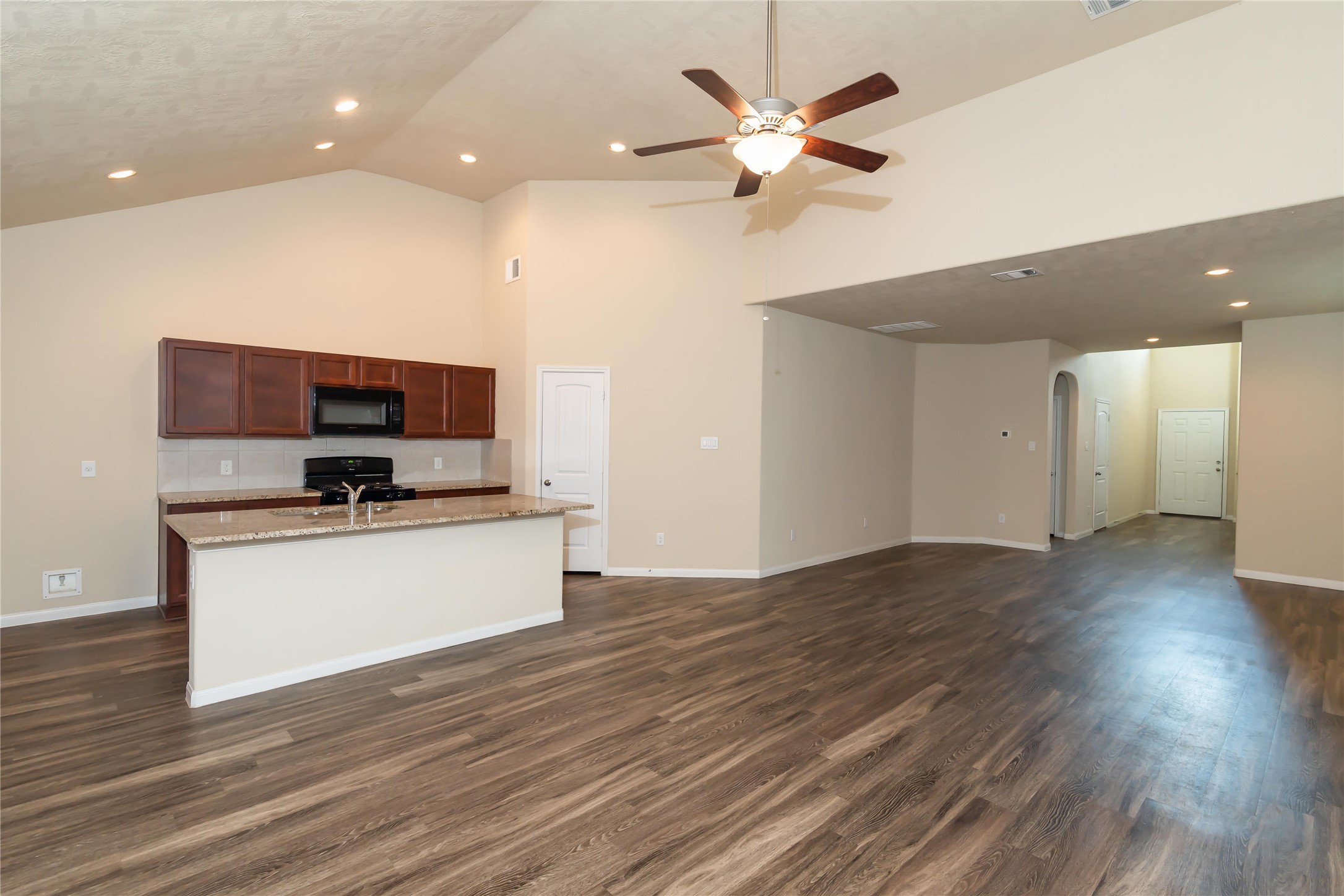9522 Yellow Rose Drive Property Photo 4
