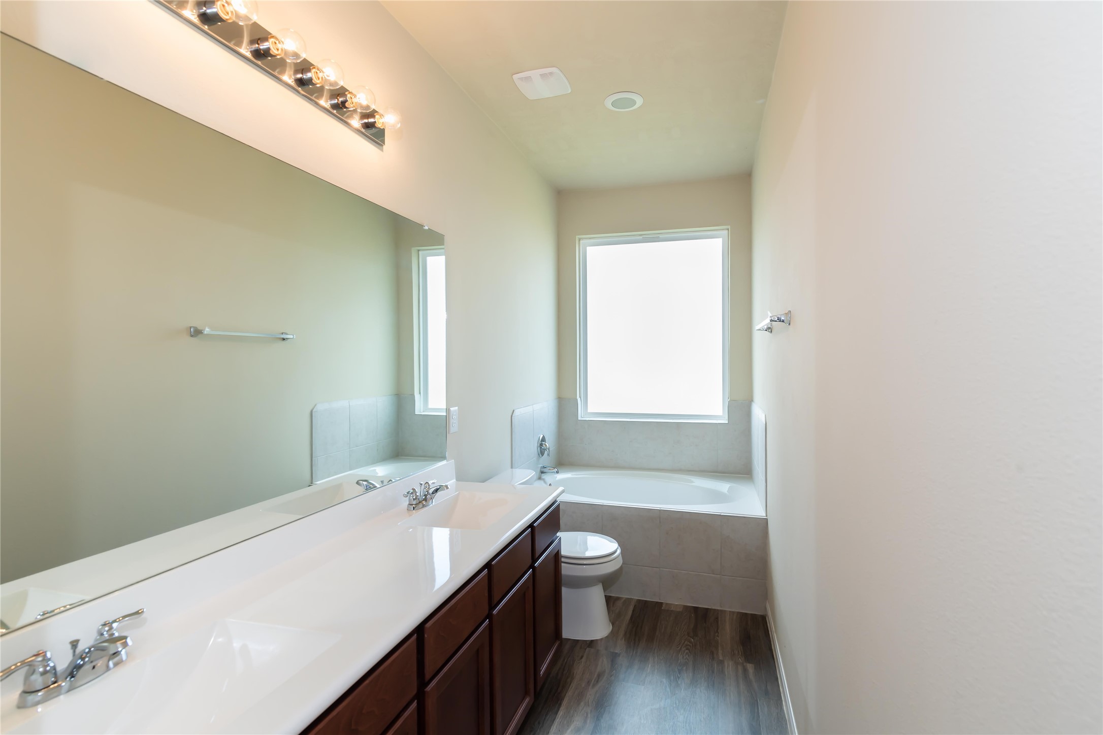9522 Yellow Rose Drive Property Photo 11