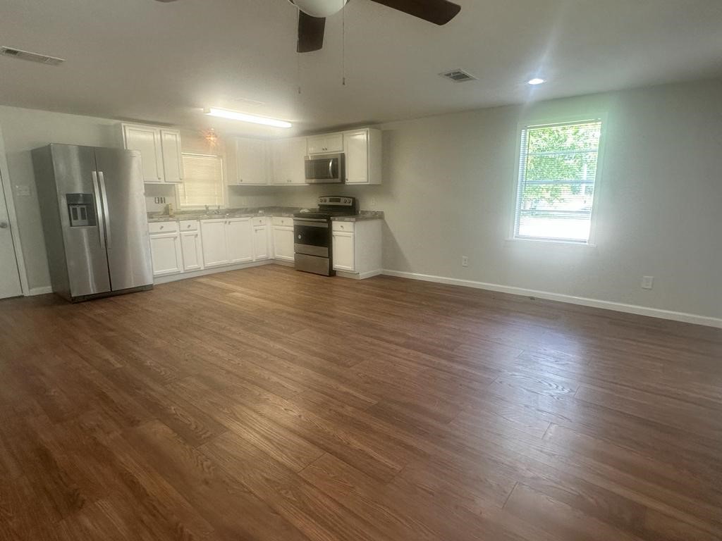 125 Kellum Street Property Photo 11