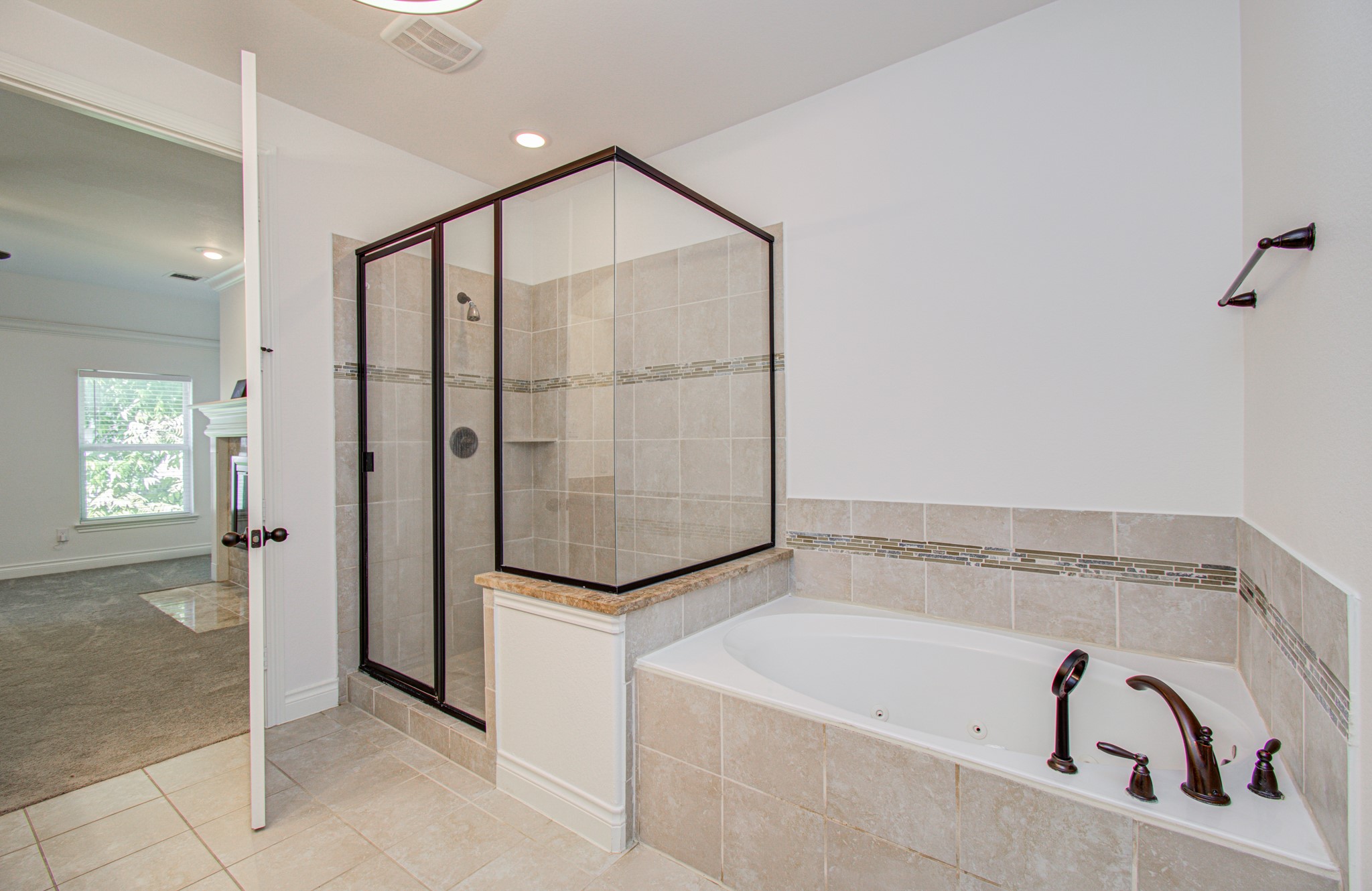 6621 N Main Street Property Photo 17