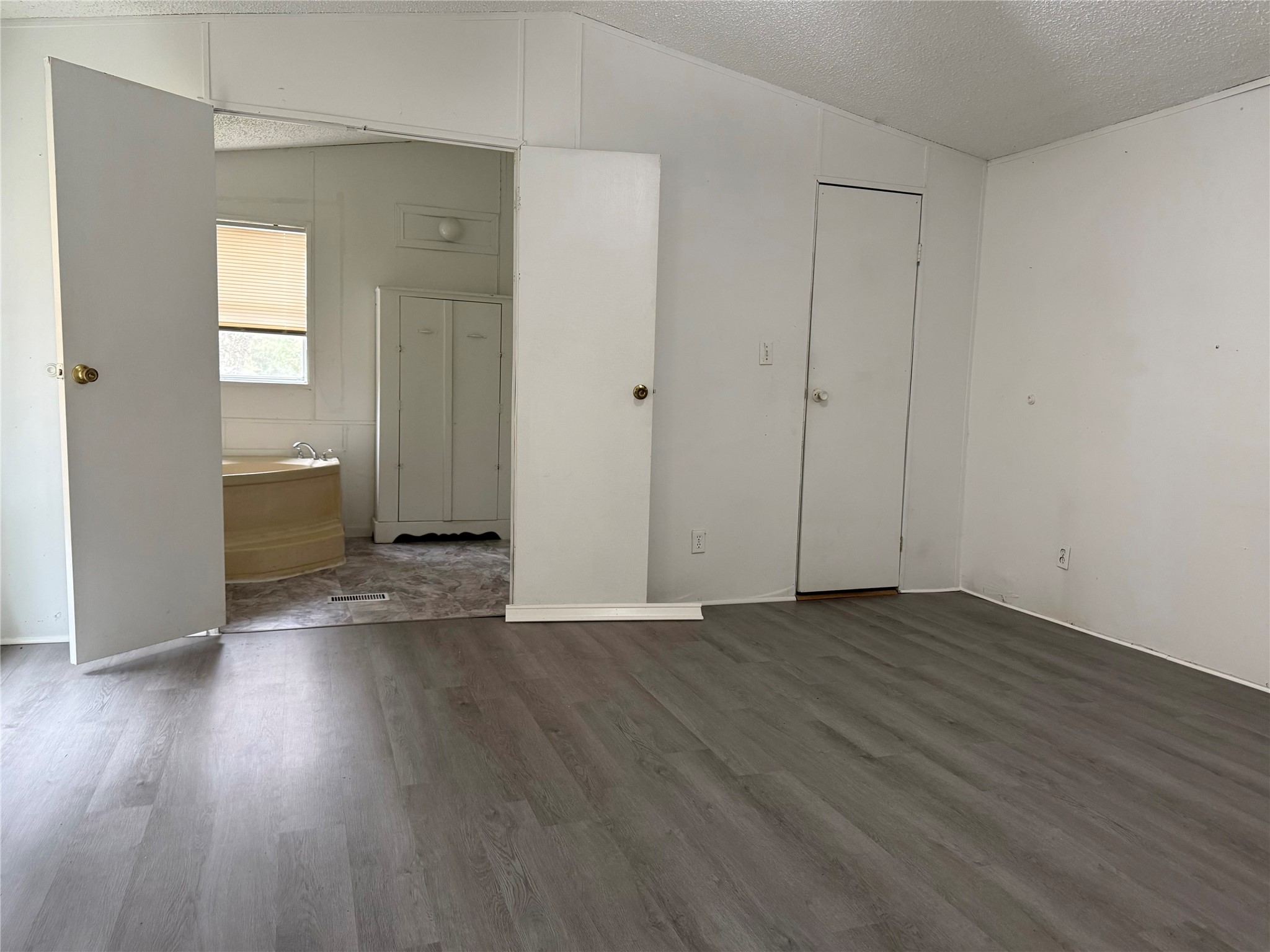 27614 Southland Drive Property Photo 5