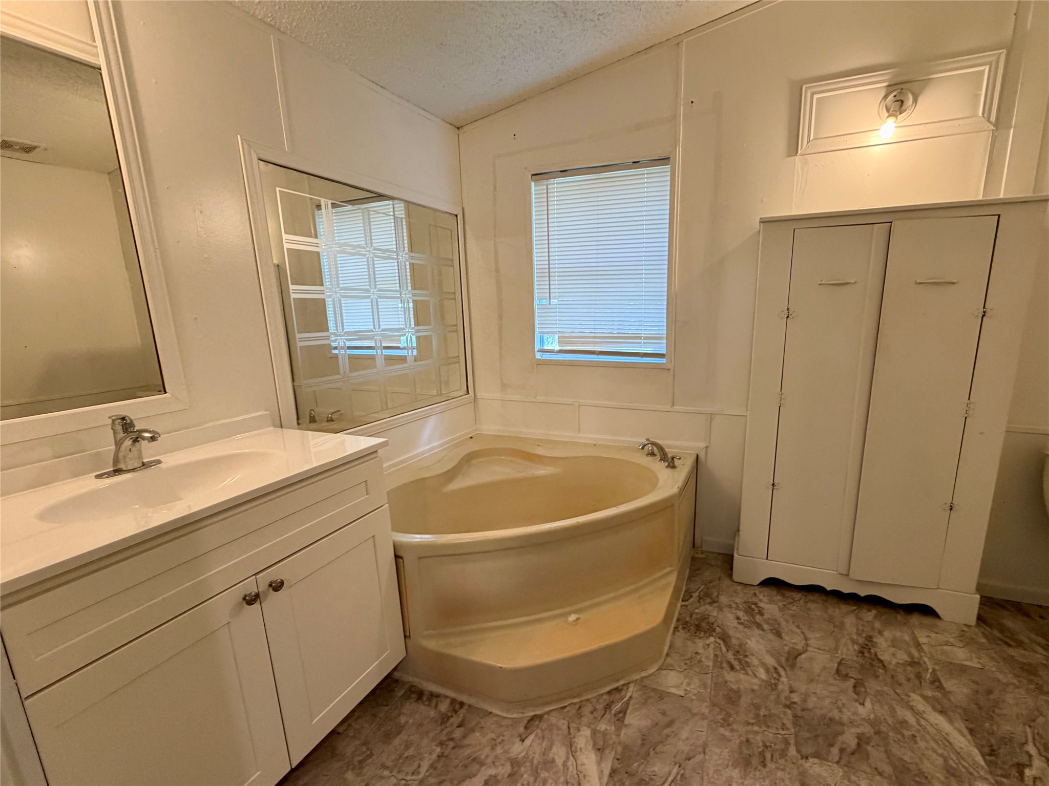 27614 Southland Drive Property Photo 6