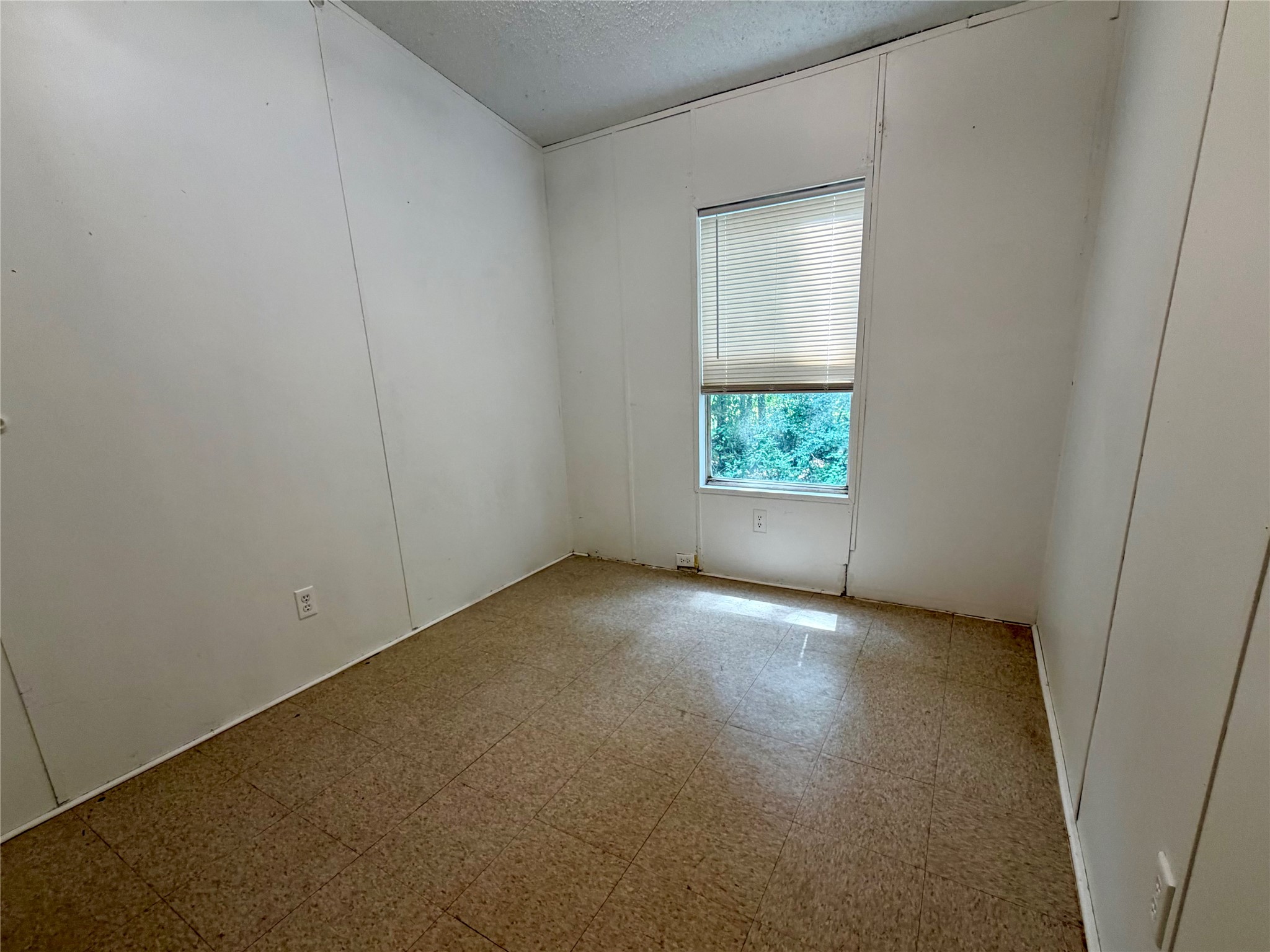 27614 Southland Drive Property Photo 8
