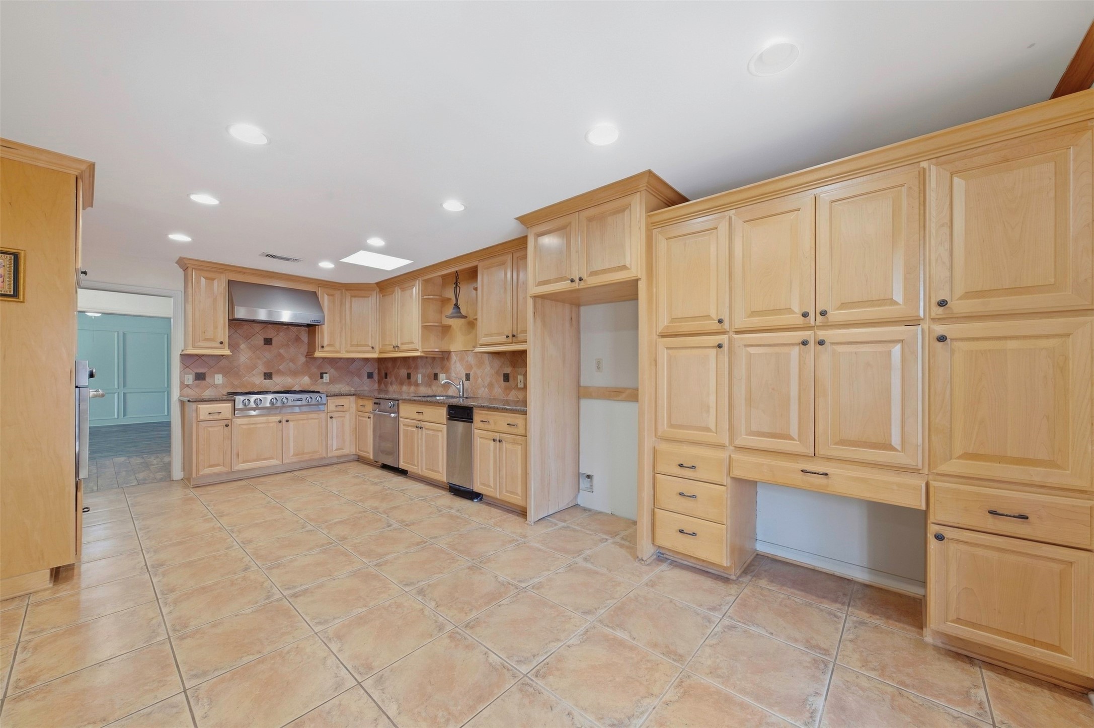 2206 Nantucket Drive B Property Photo 9