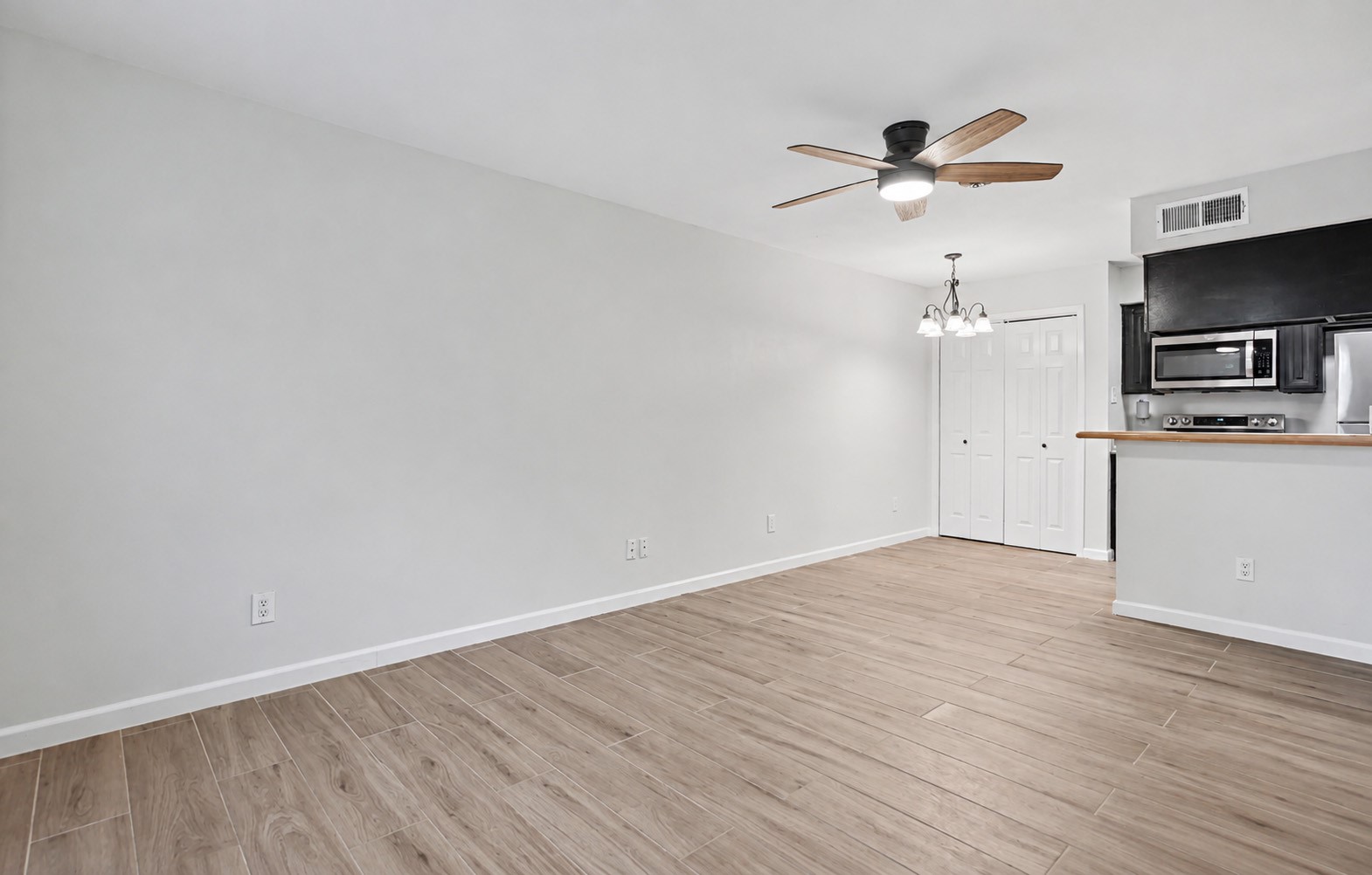 2110 Wilcrest Drive 105 Property Photo 6