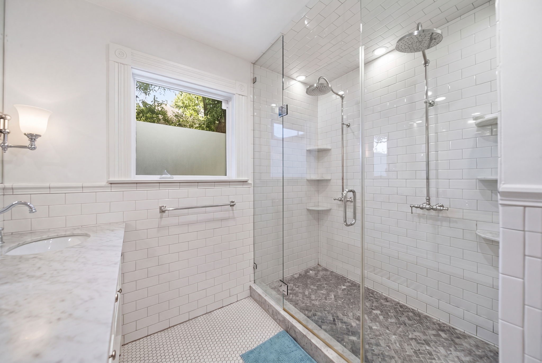 220 W 10th Street Property Photo 14
