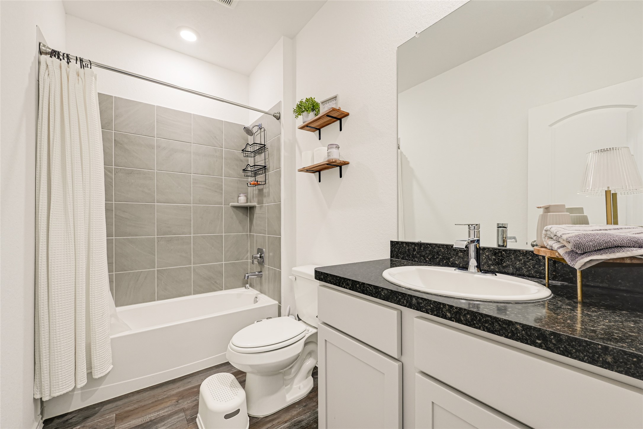15247 Mayflower Street Property Photo 4