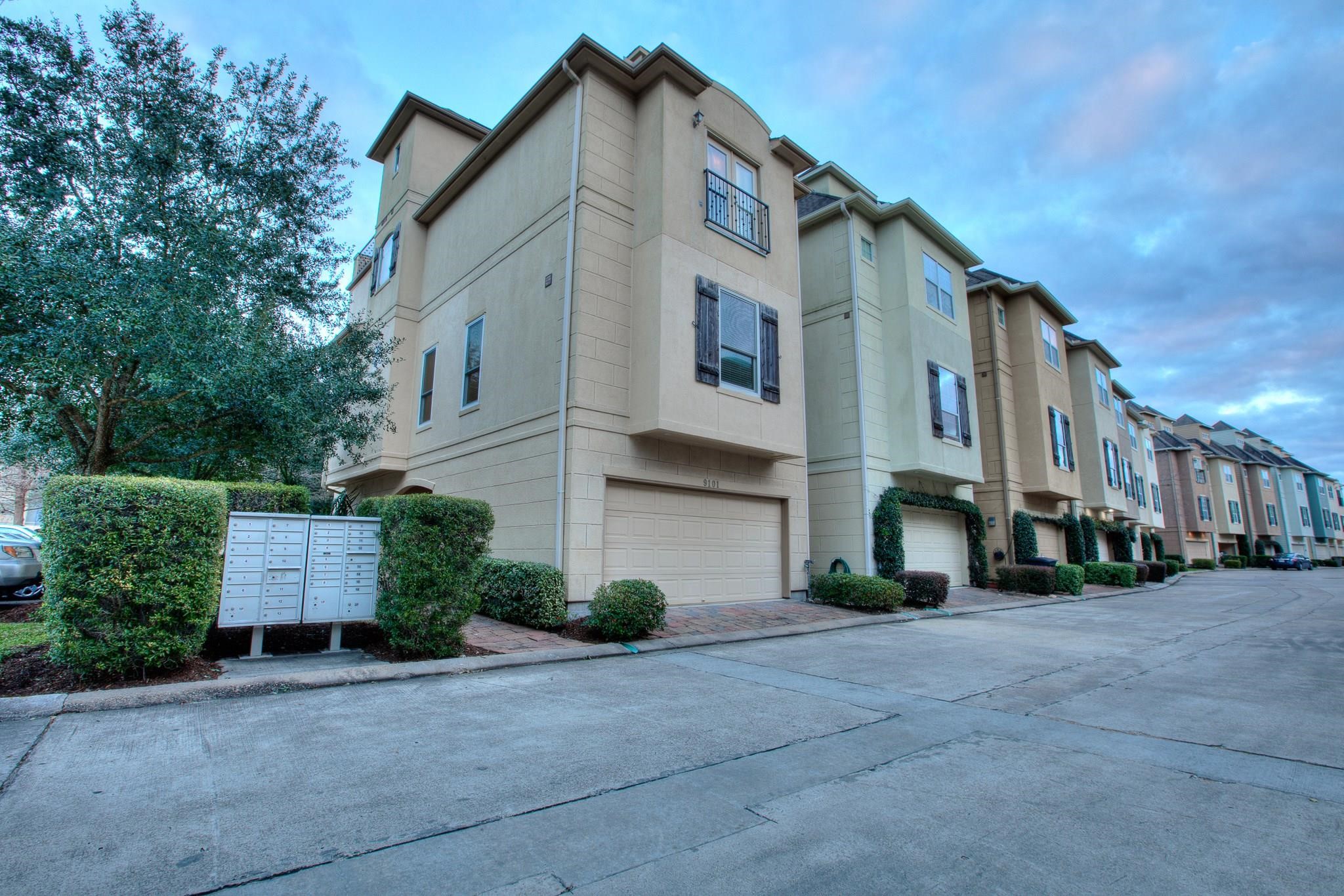 9101 Harbor Hills Drive Property Photo 3