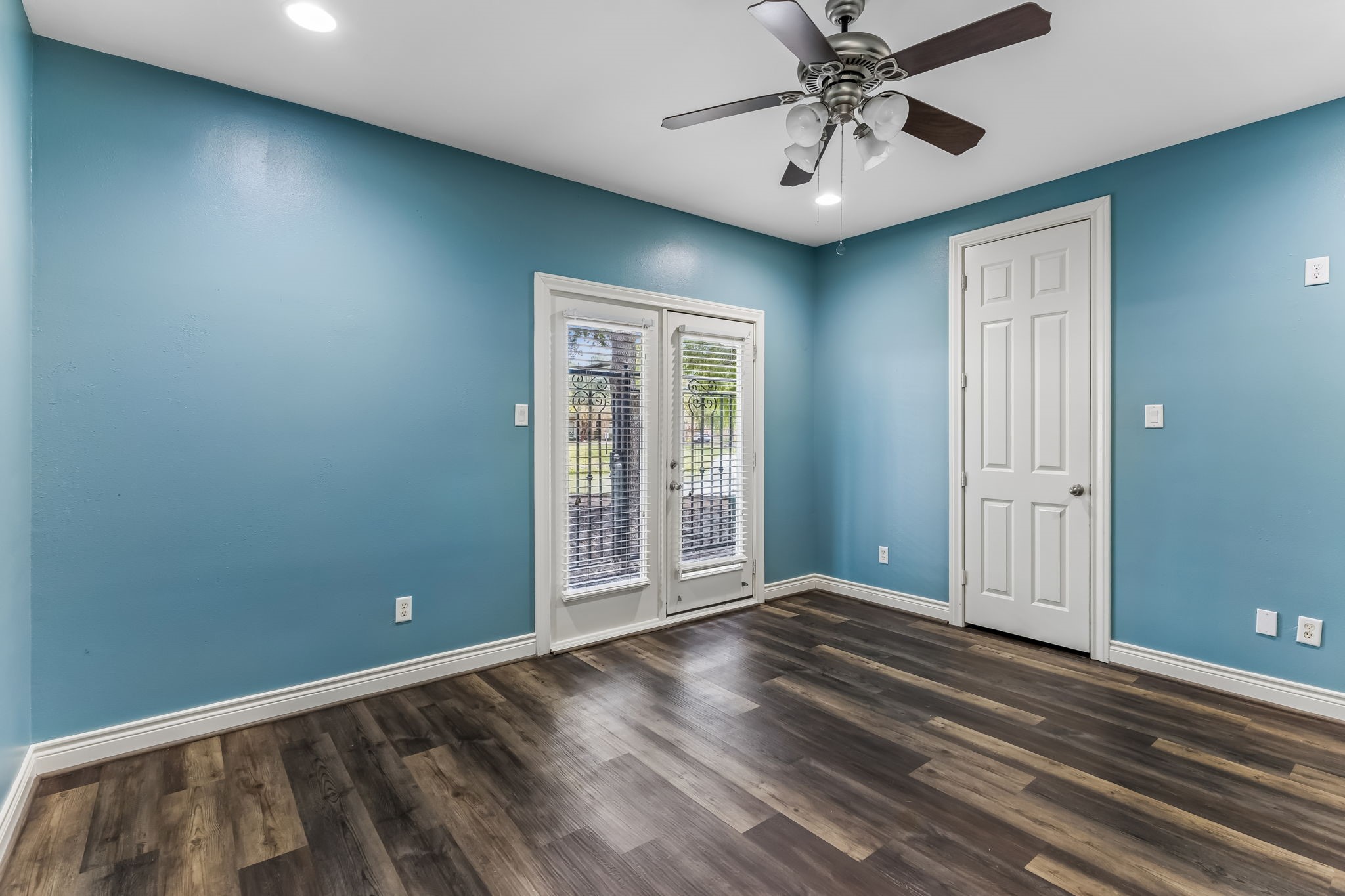 9101 Harbor Hills Drive Property Photo 20