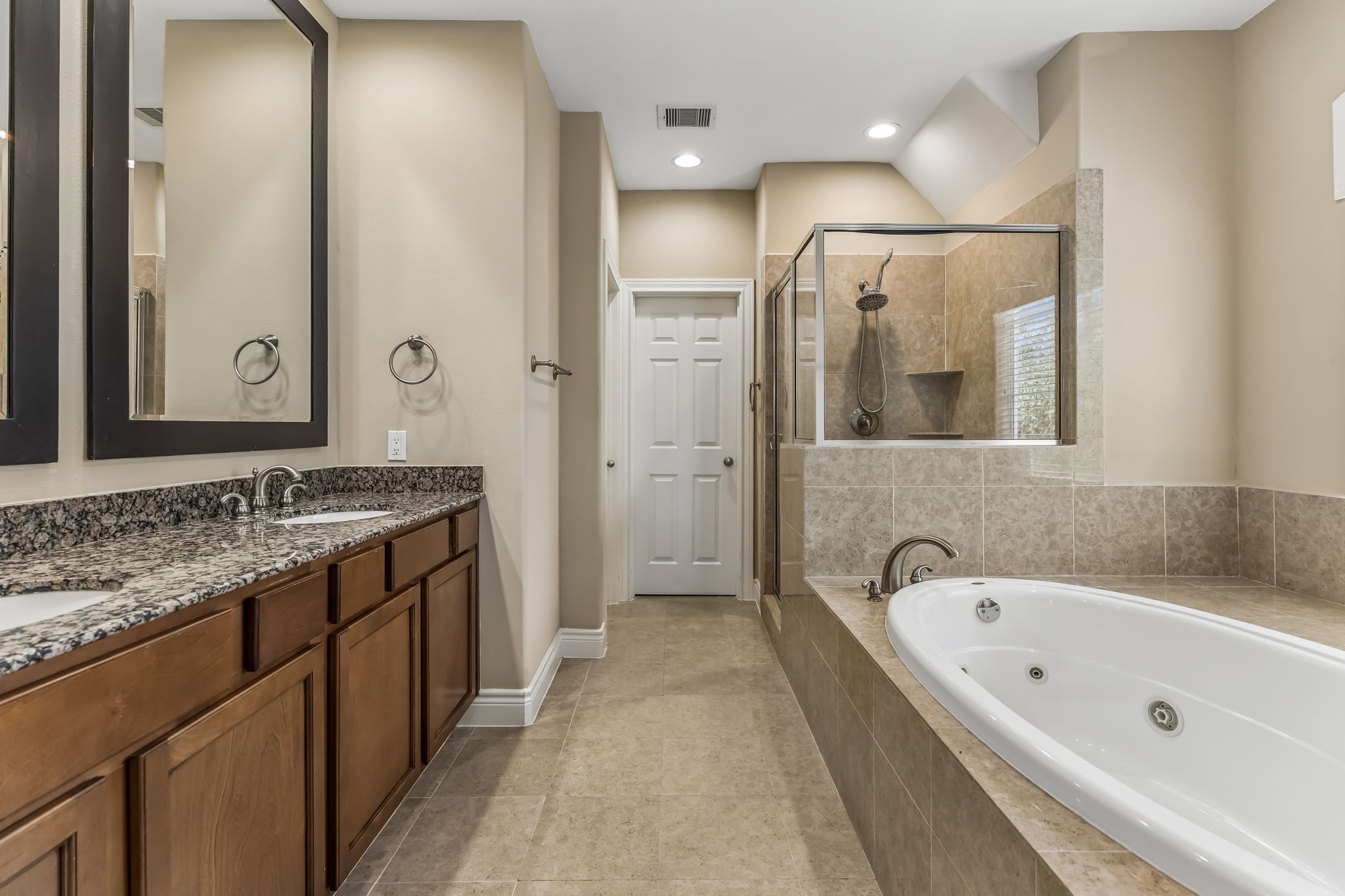 9101 Harbor Hills Drive Property Photo 27