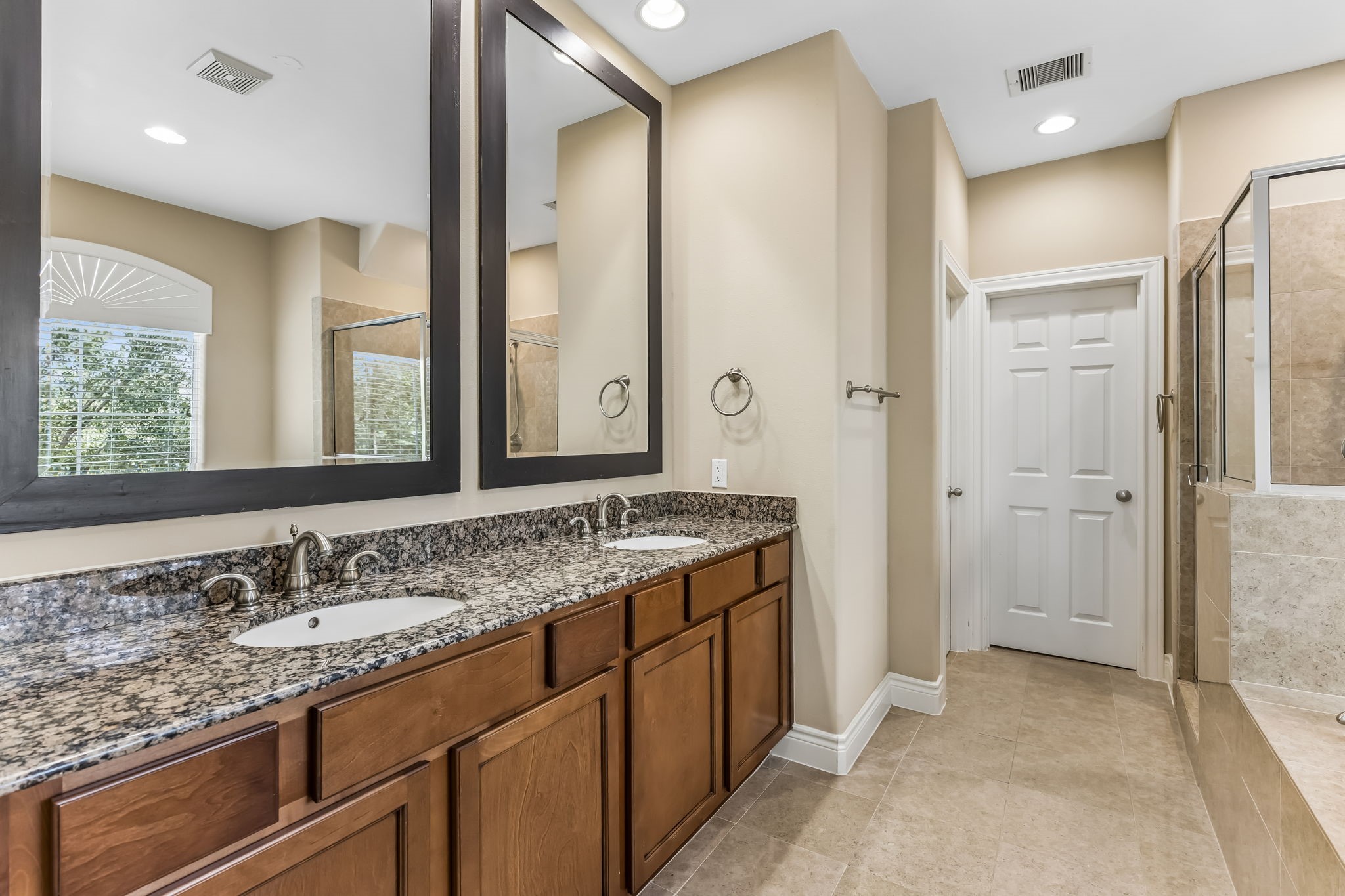 9101 Harbor Hills Drive Property Photo 28