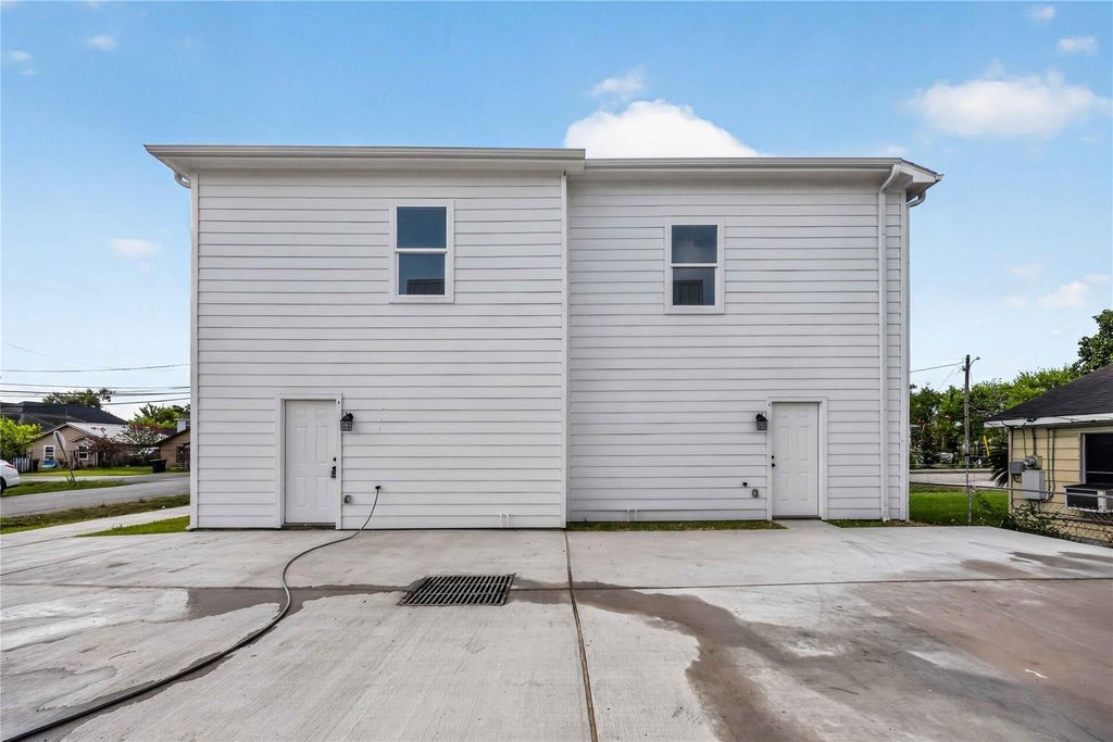 4357 Elmwood Street B Property Photo 14