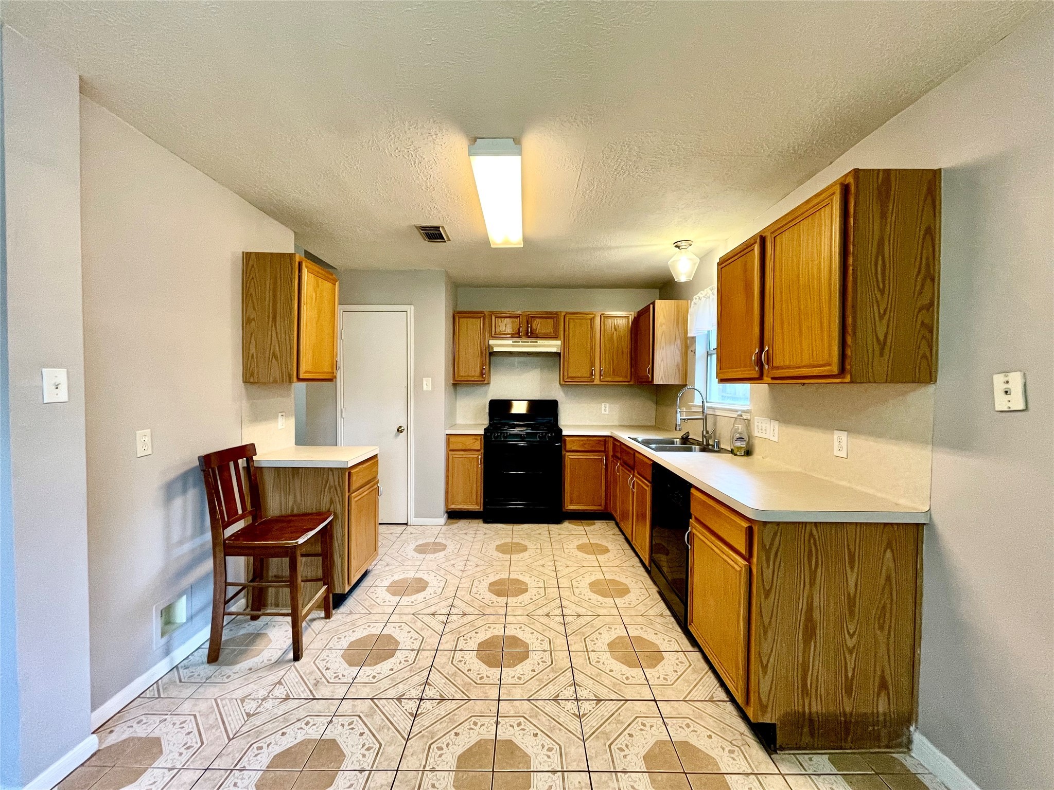 21714 Holly Leaf Court Property Photo 4