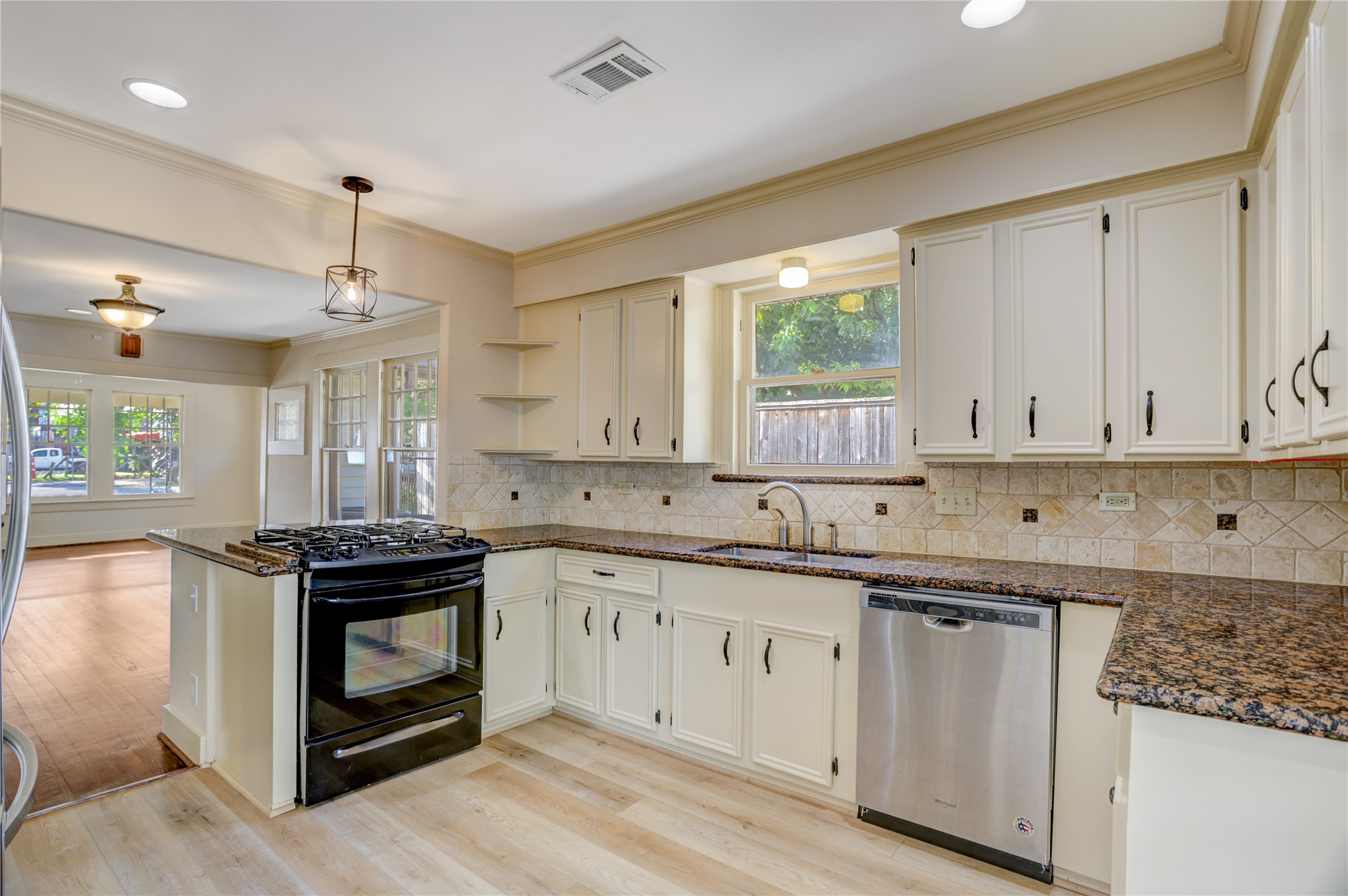 610 Columbia Street Property Photo 3