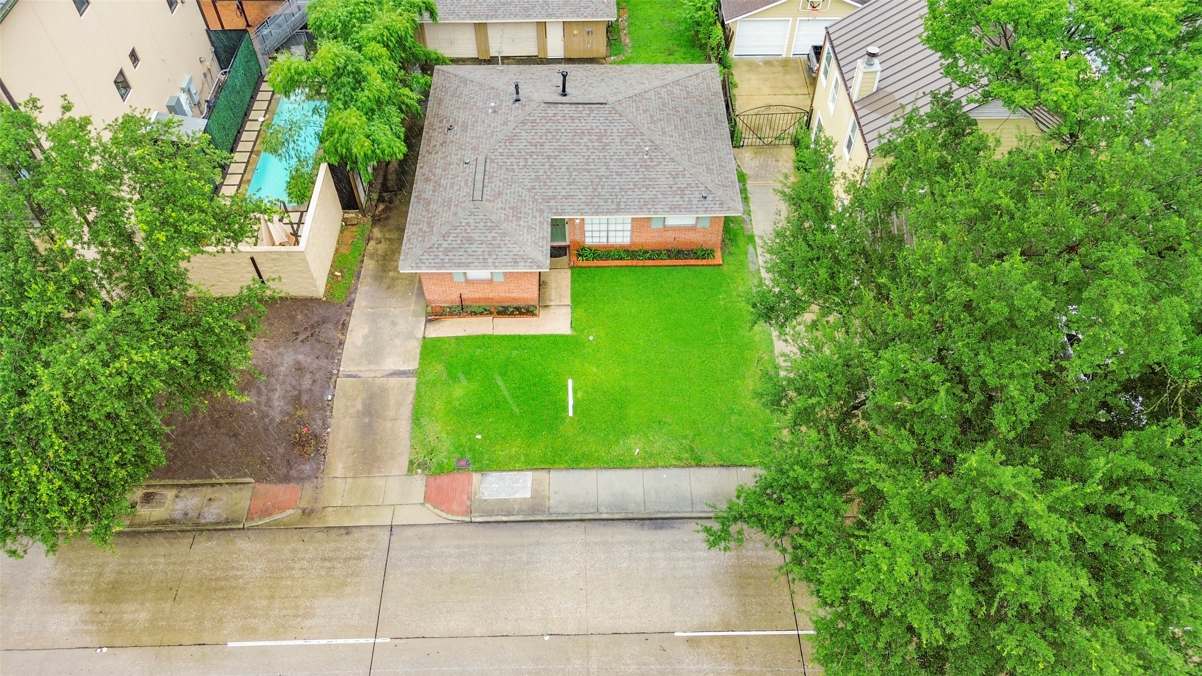 6130 Kirby Drive Property Photo 2