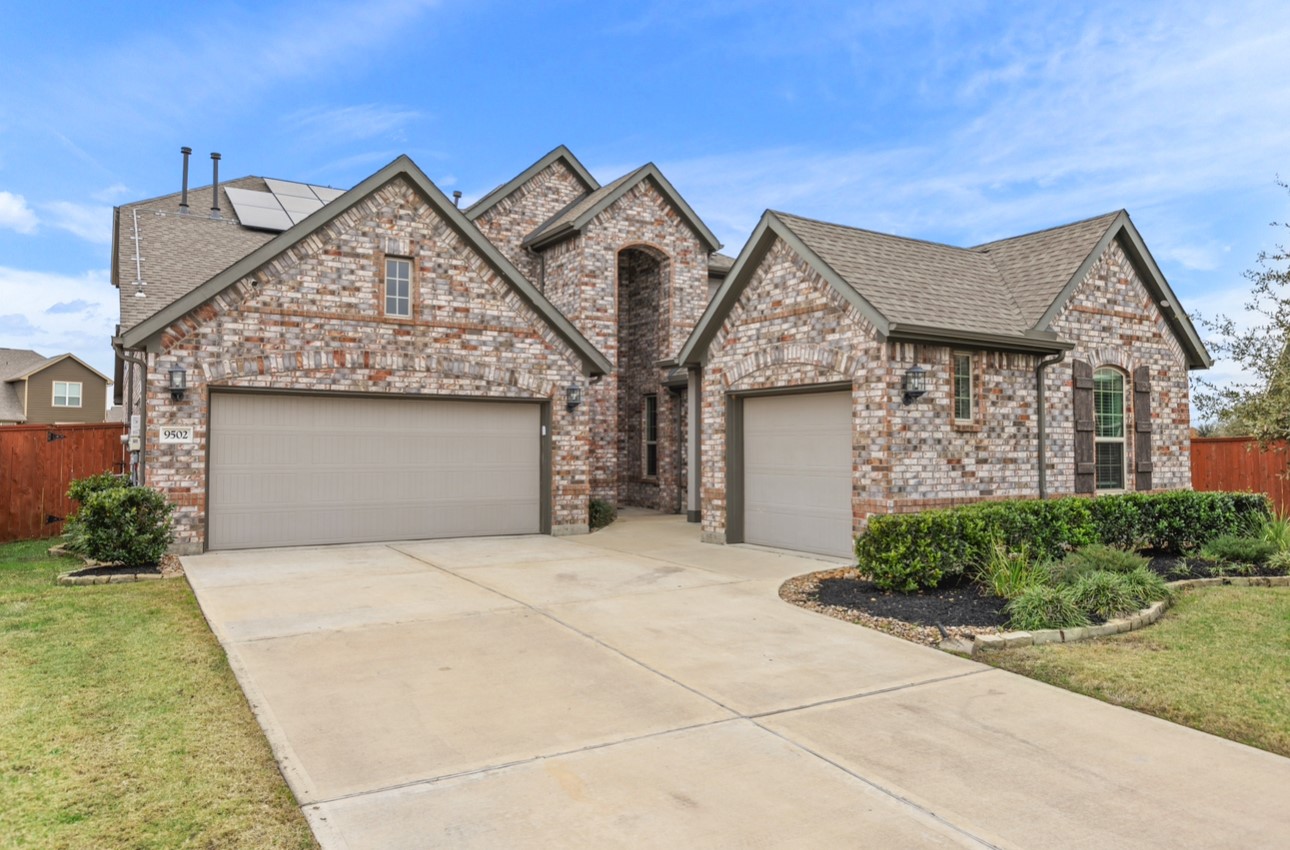 9502 Dancing Grass Drive Property Photo 4