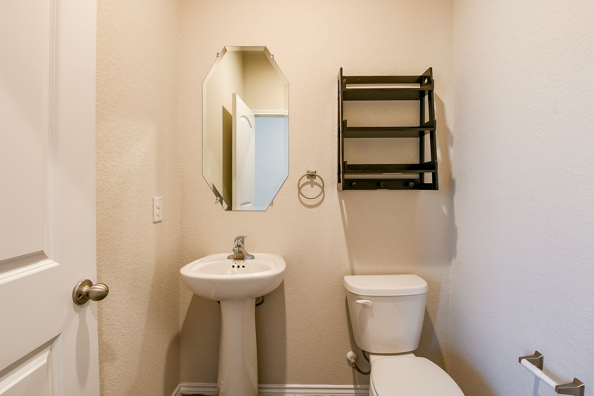 16744 Lonely Pines Drive Property Photo 4