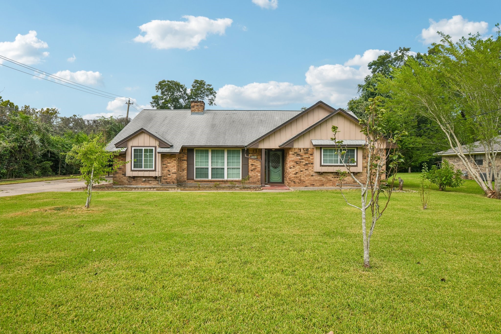 401 Southern Oaks Drive Property Photo 1