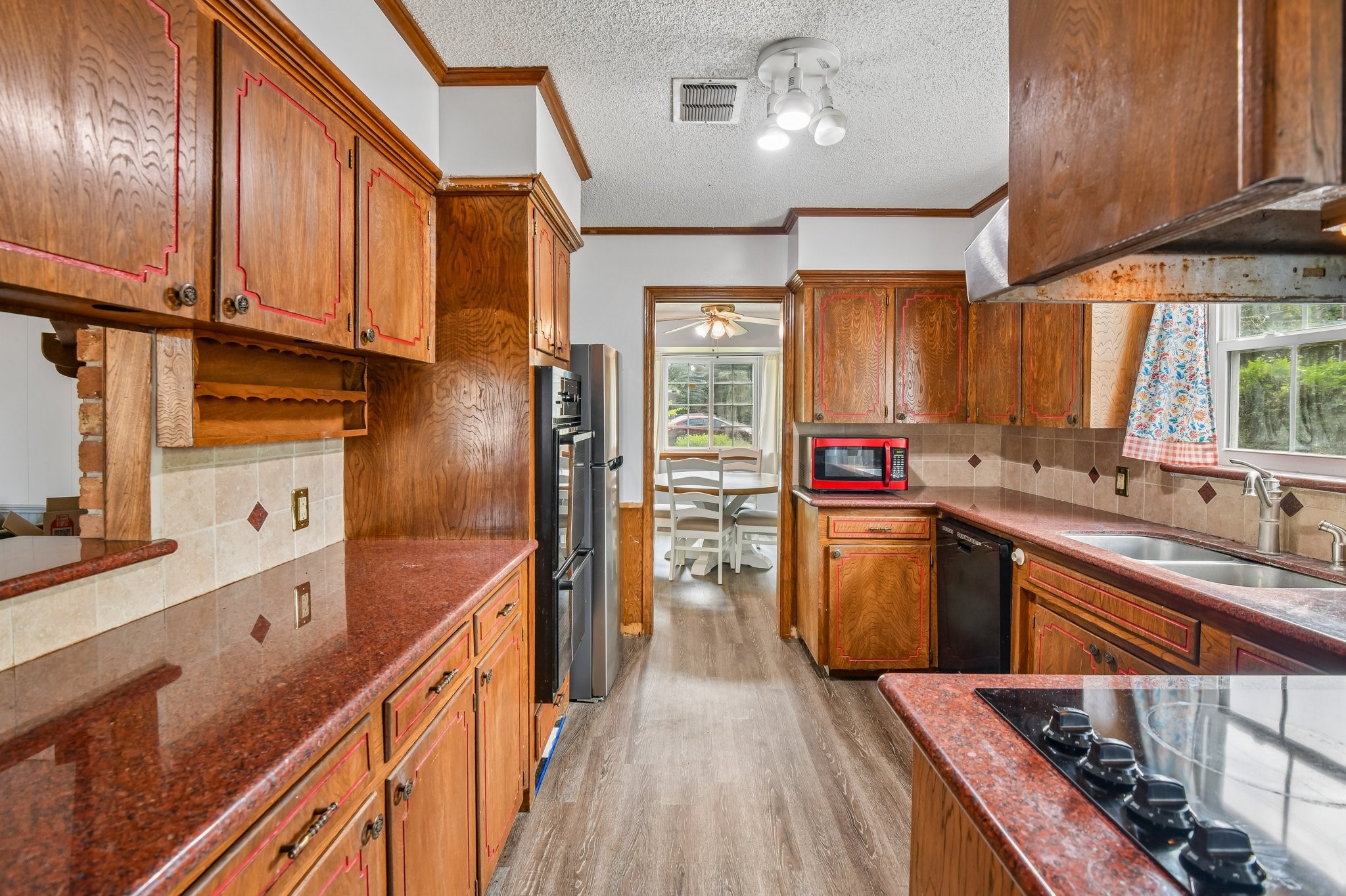 401 Southern Oaks Drive Property Photo 4