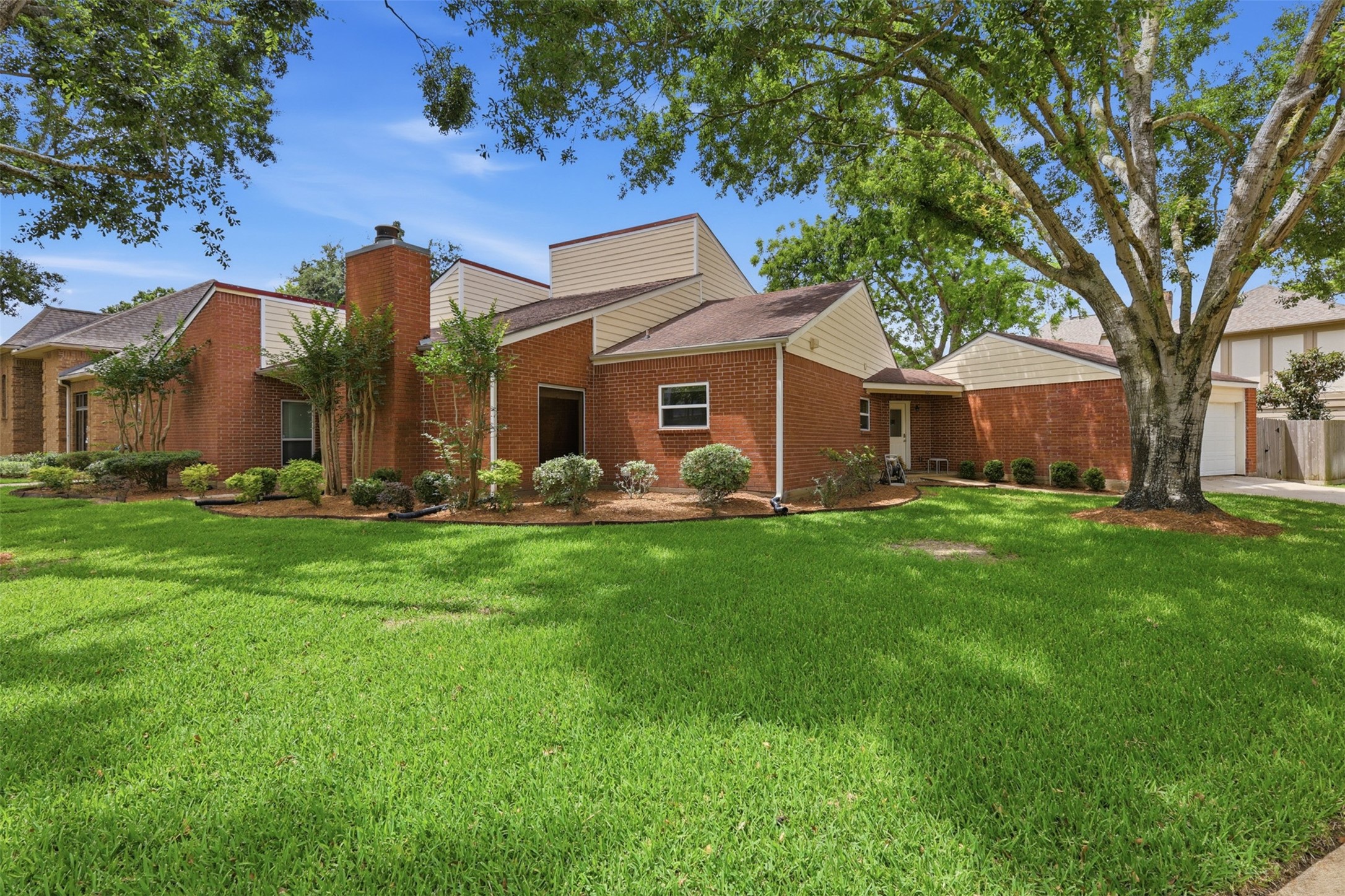 1022 Trapper Hill Drive Property Photo 2