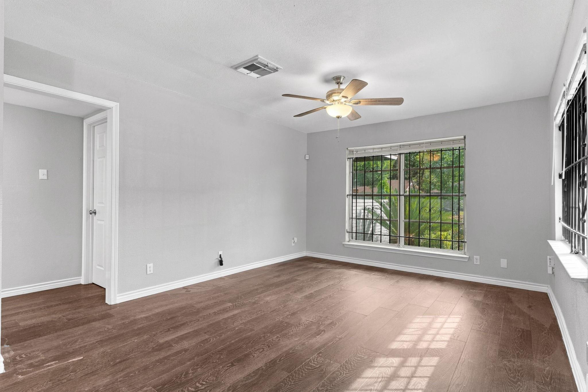 5747 Thrush Drive, Houston Tx 77033 Property Photo 12