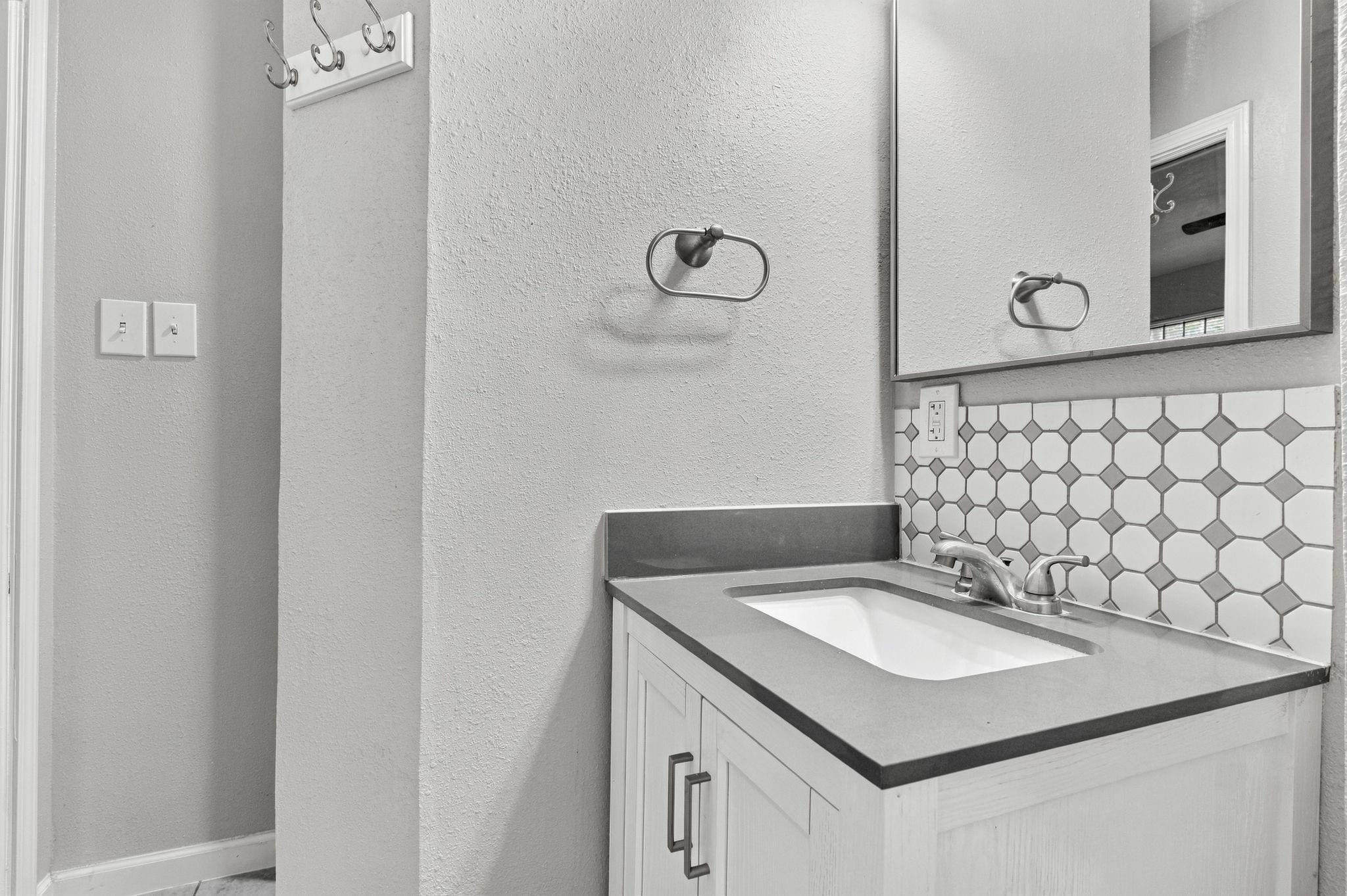 5747 Thrush Drive, Houston Tx 77033 Property Photo 28