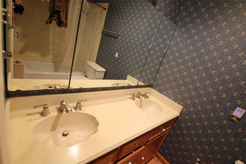 5504 Valerie Street Property Photo 8