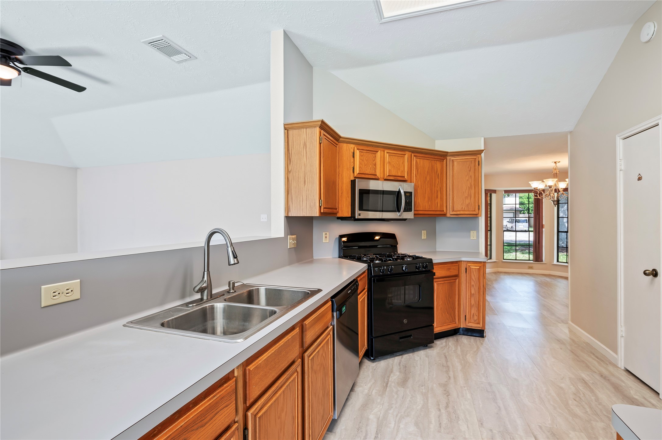 1911 Edinburg Avenue Property Photo 15