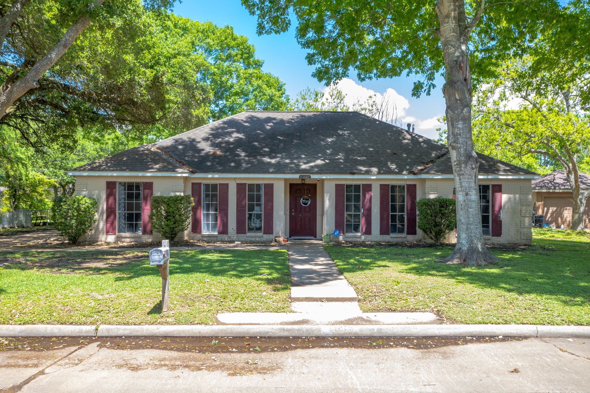 1215 Briar Lane Property Photo