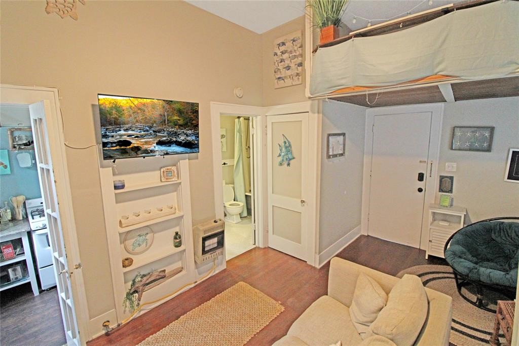 1902 Church St 9 Property Photo 2