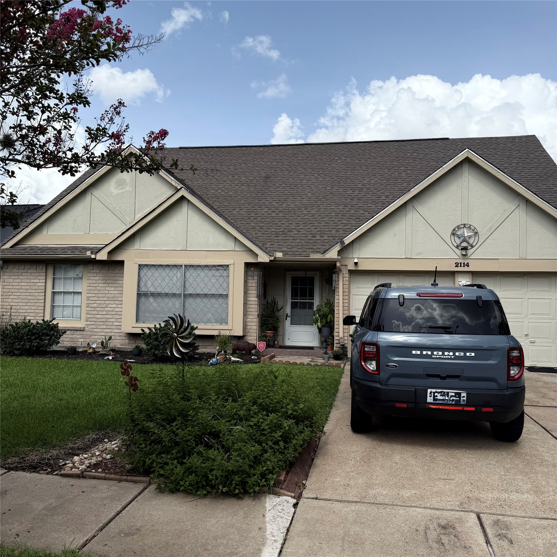 2114 Fountain Drive Property Photo 1