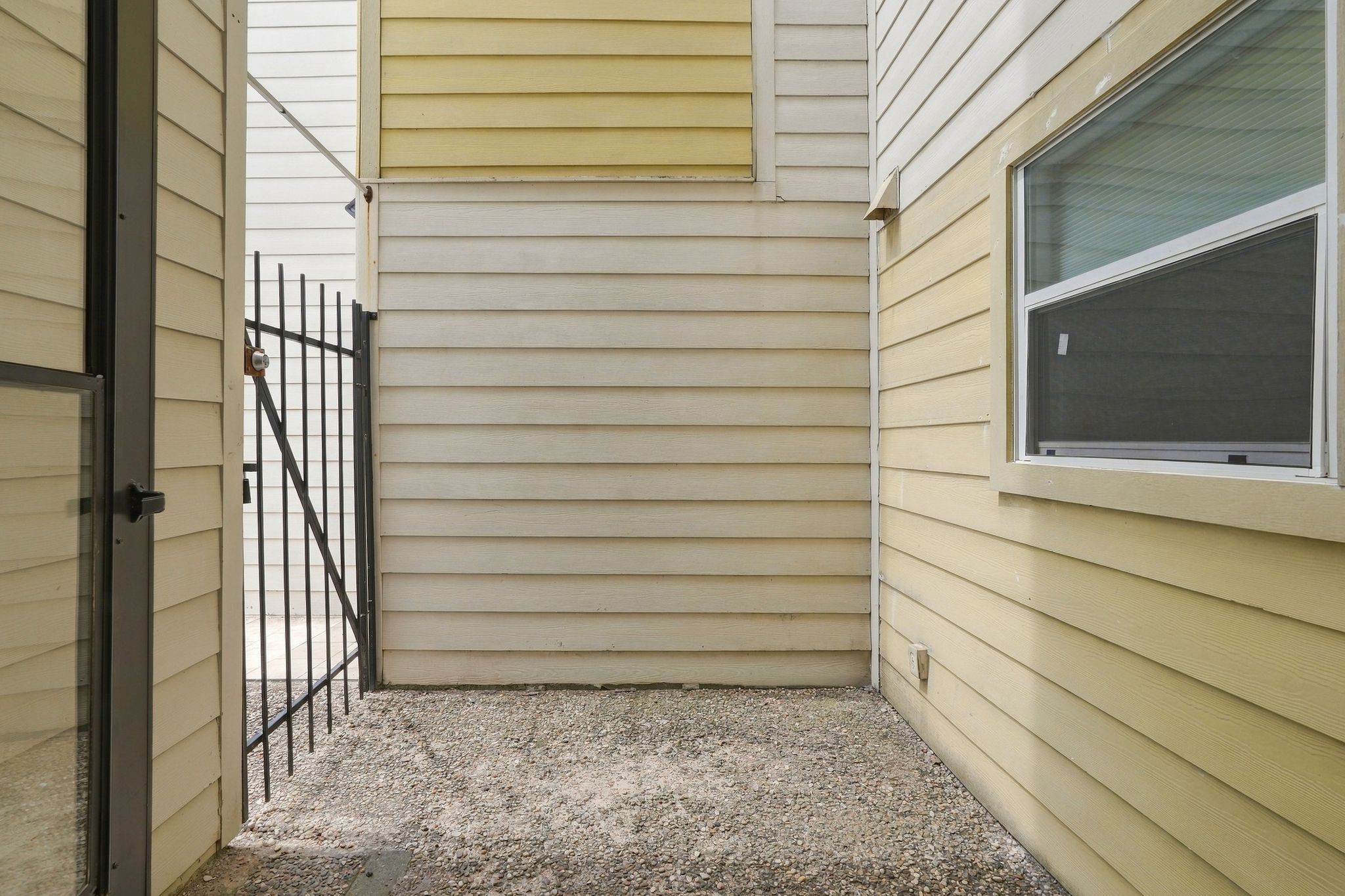 7391 Antoine Drive Property Photo 4