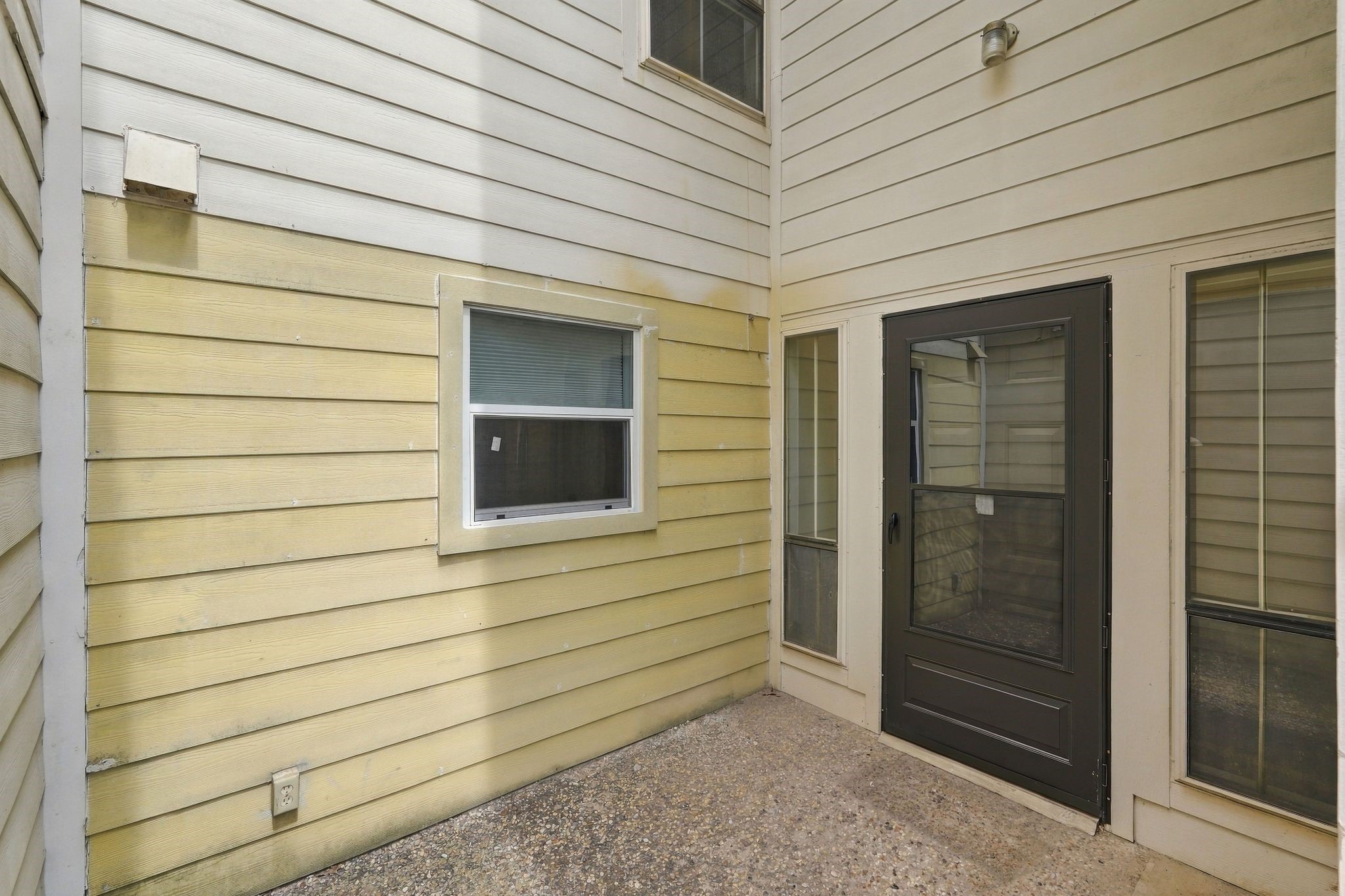 7391 Antoine Drive Property Photo 5