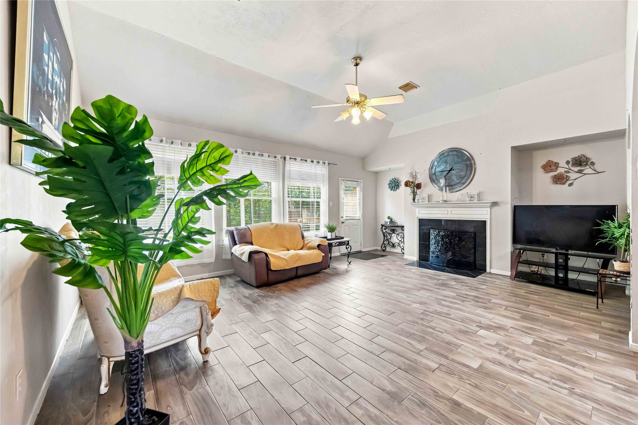 16442 Gaslamp Drive Property Photo 4