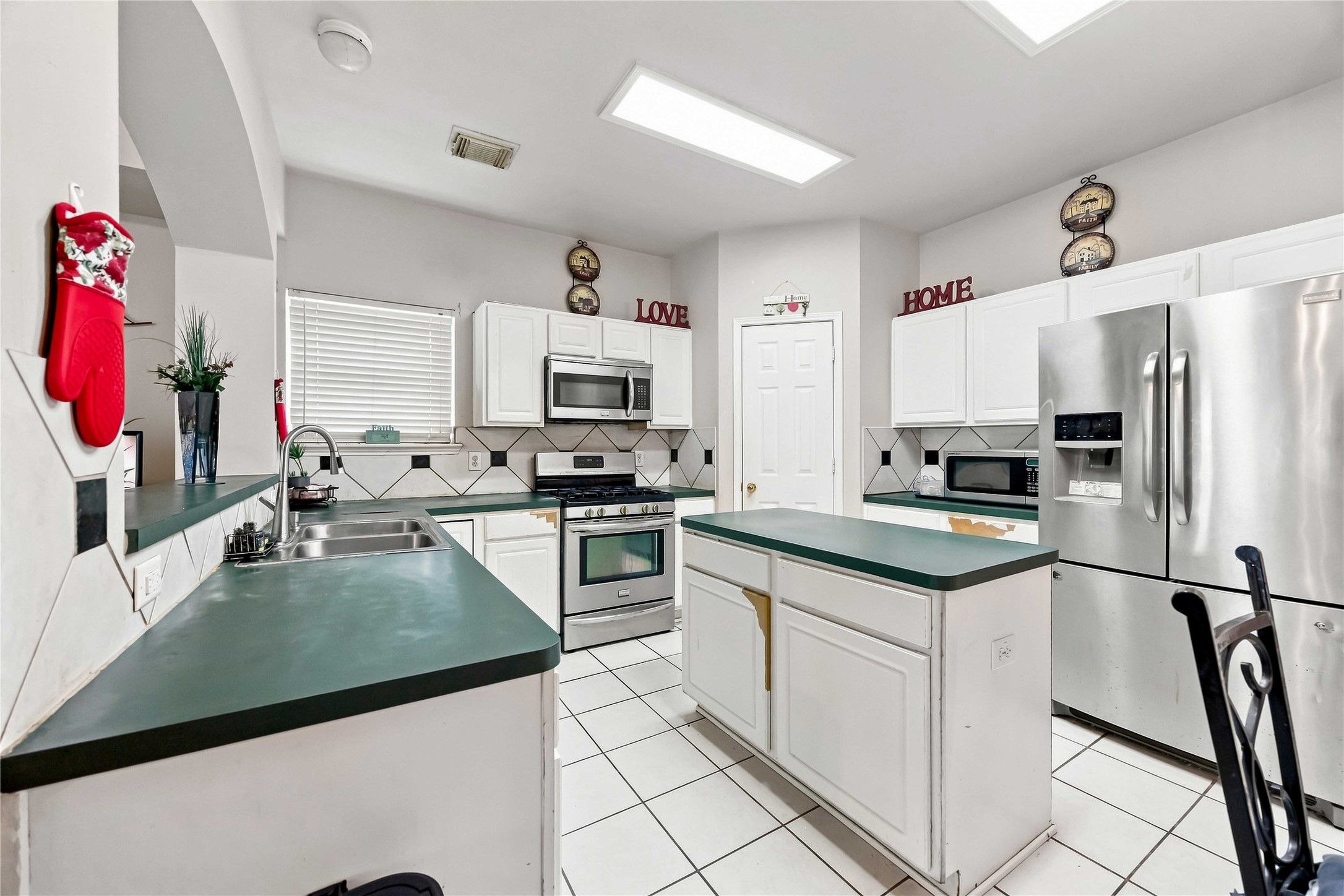 16442 Gaslamp Drive Property Photo 7