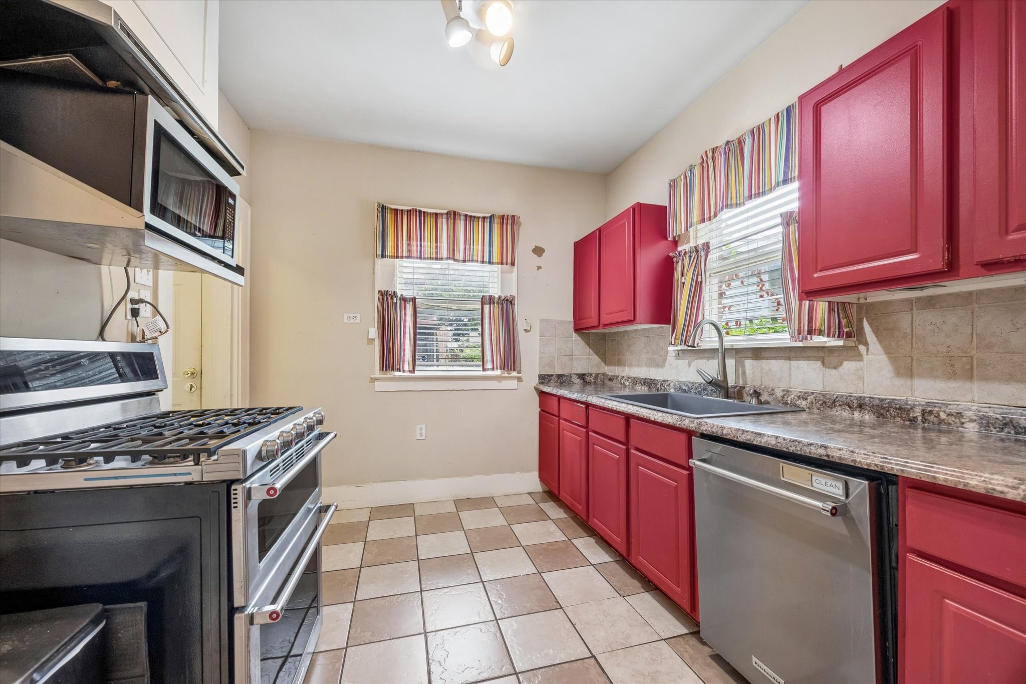 2906 Arbor Street Property Photo 4
