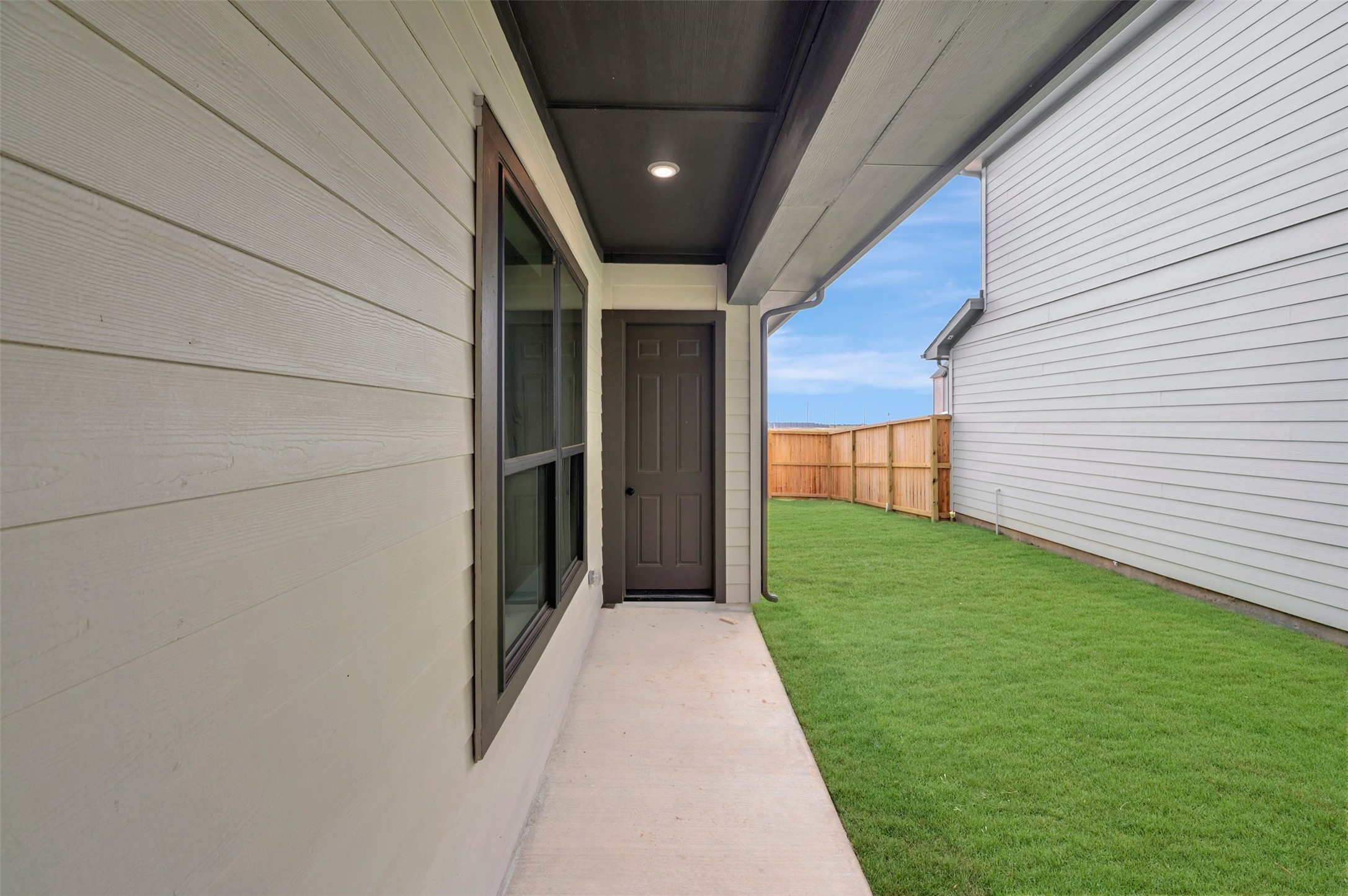 16718 Vibrant Avenue Property Photo 6