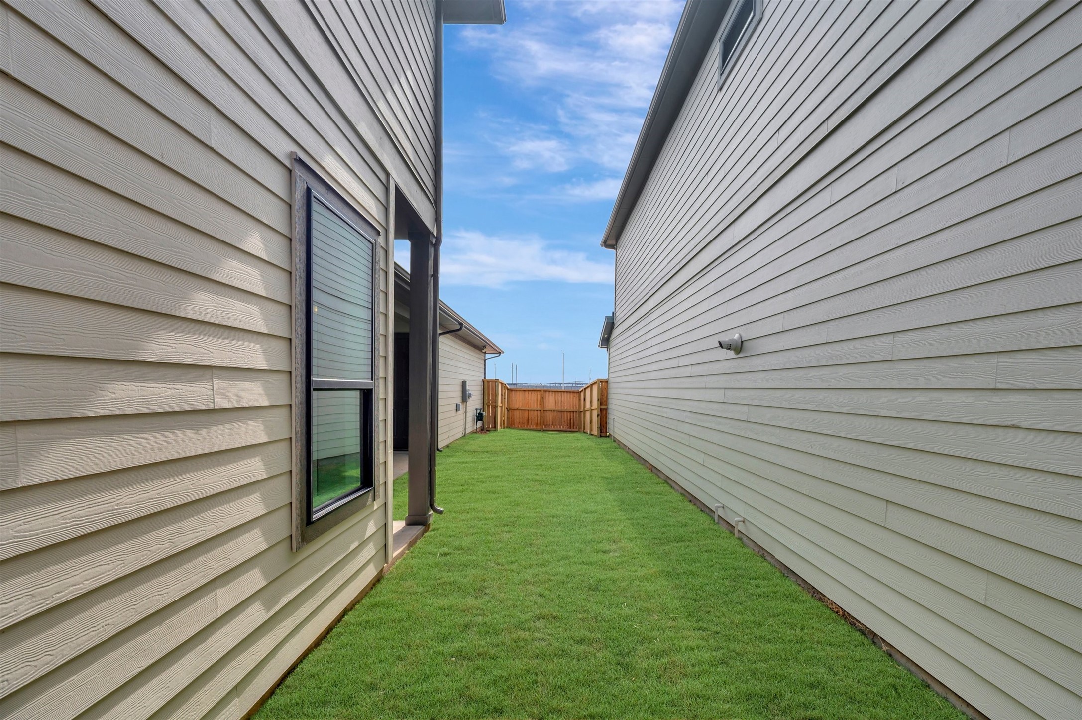 16718 Vibrant Avenue Property Photo 7