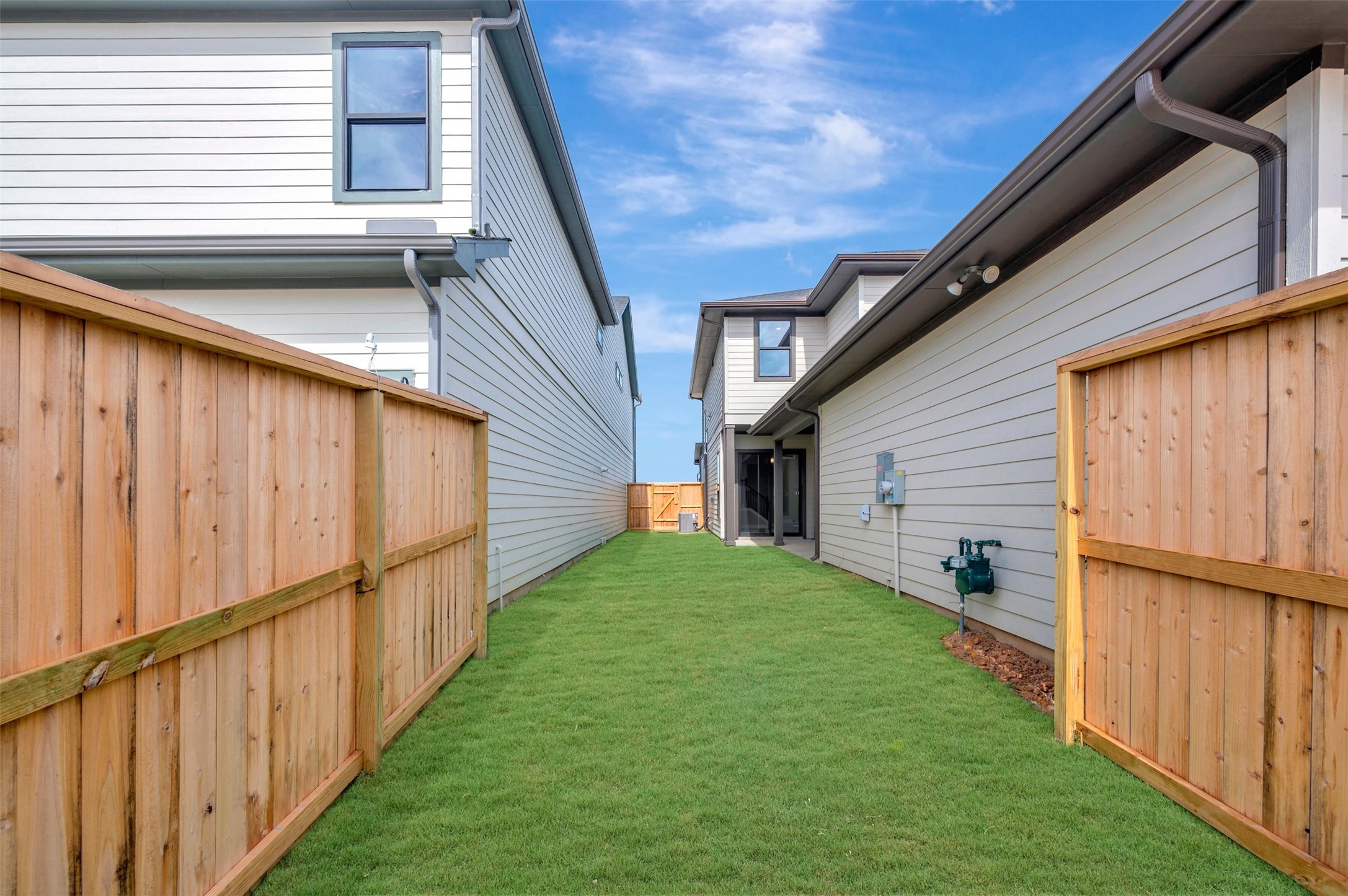 16718 Vibrant Avenue Property Photo 9
