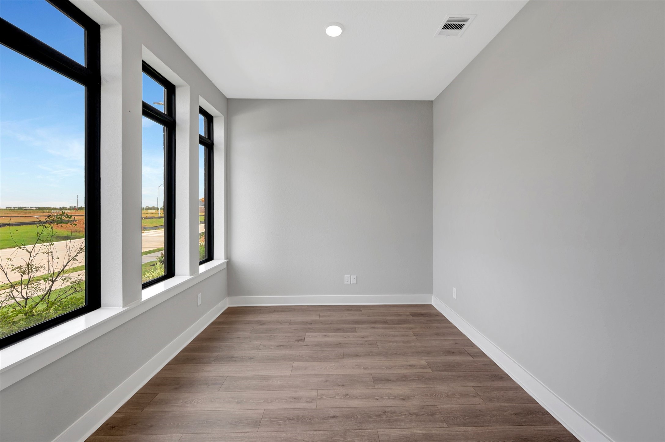 16718 Vibrant Avenue Property Photo 16
