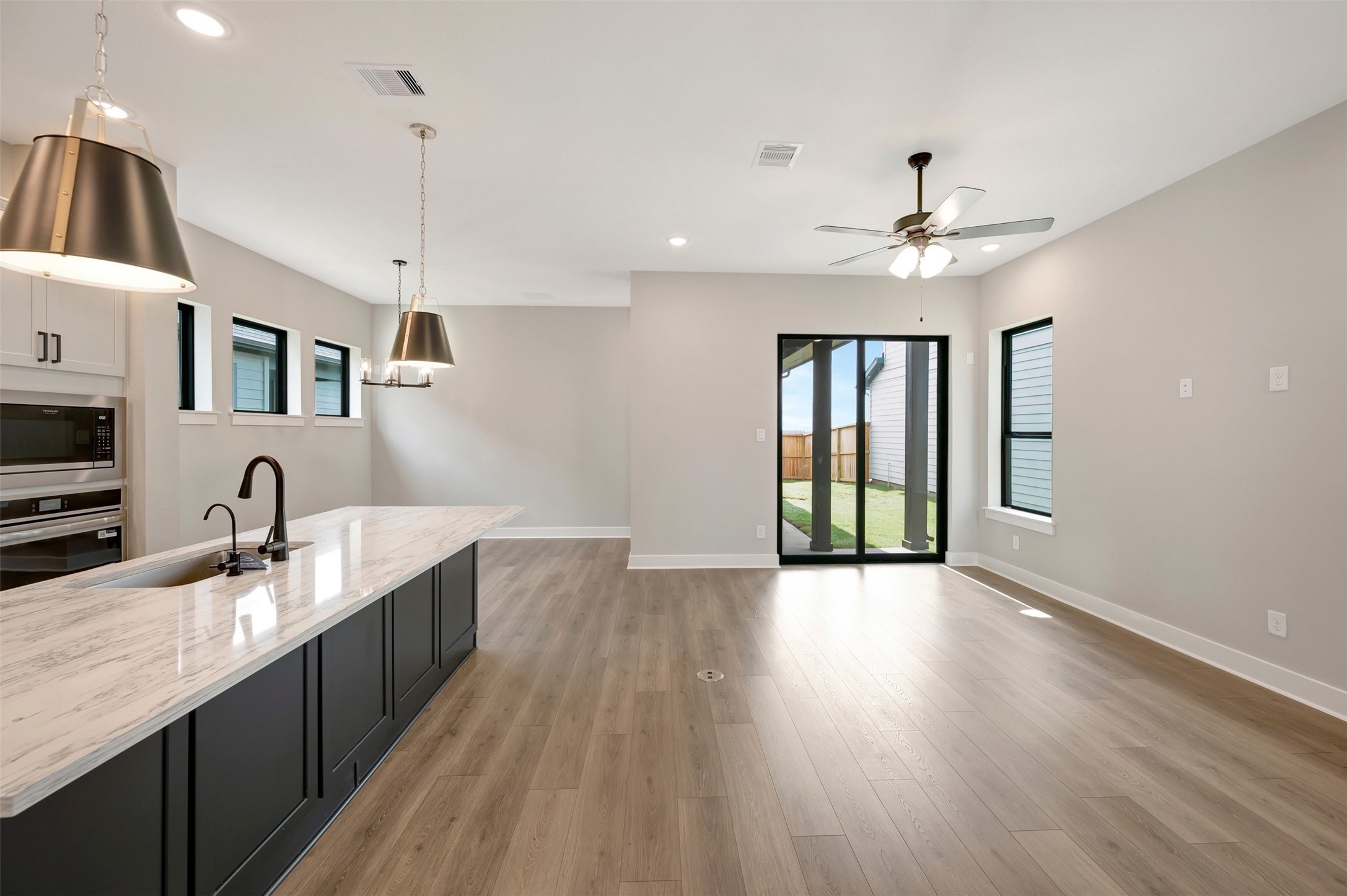 16718 Vibrant Avenue Property Photo 18