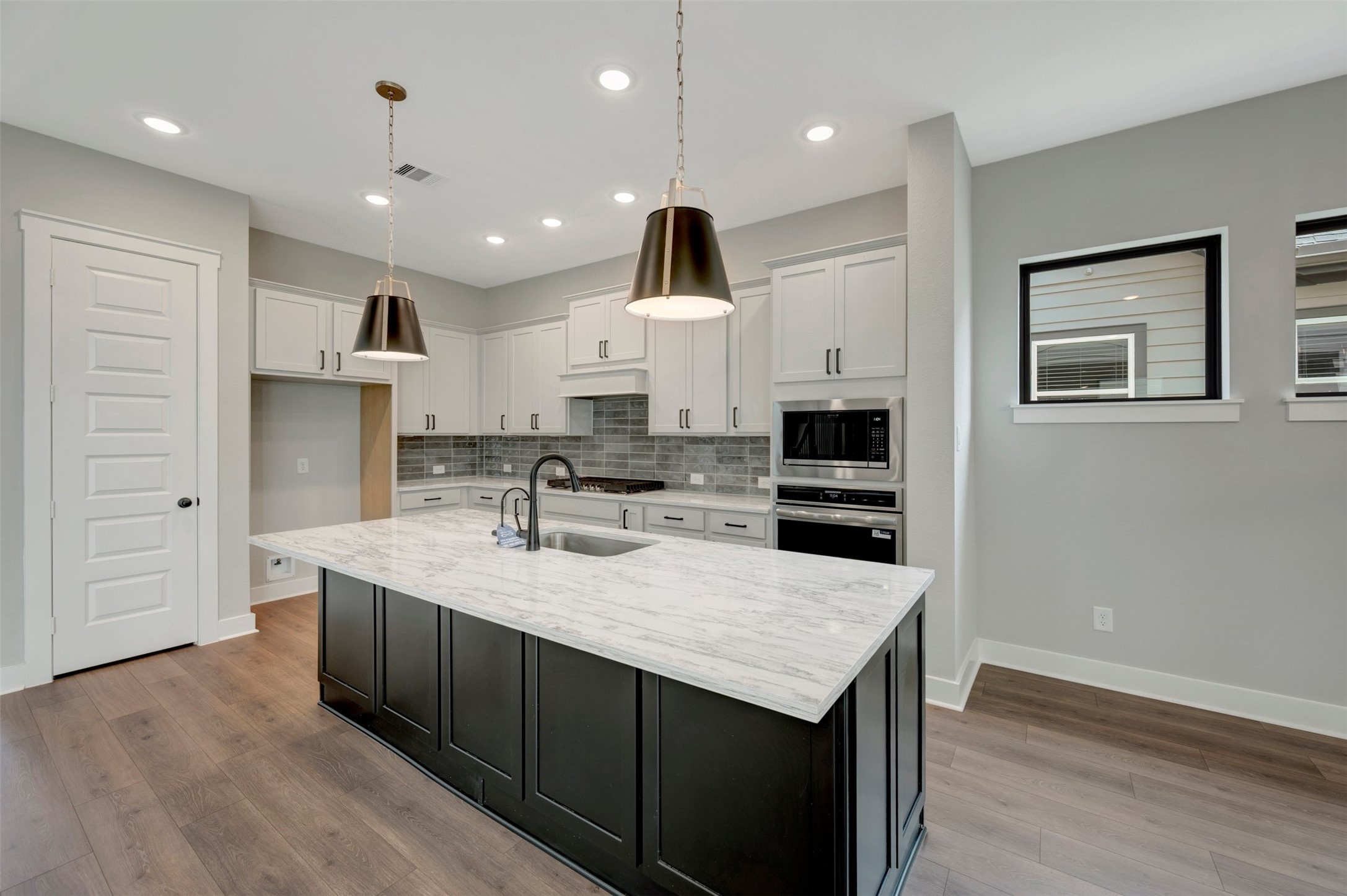16718 Vibrant Avenue Property Photo 22