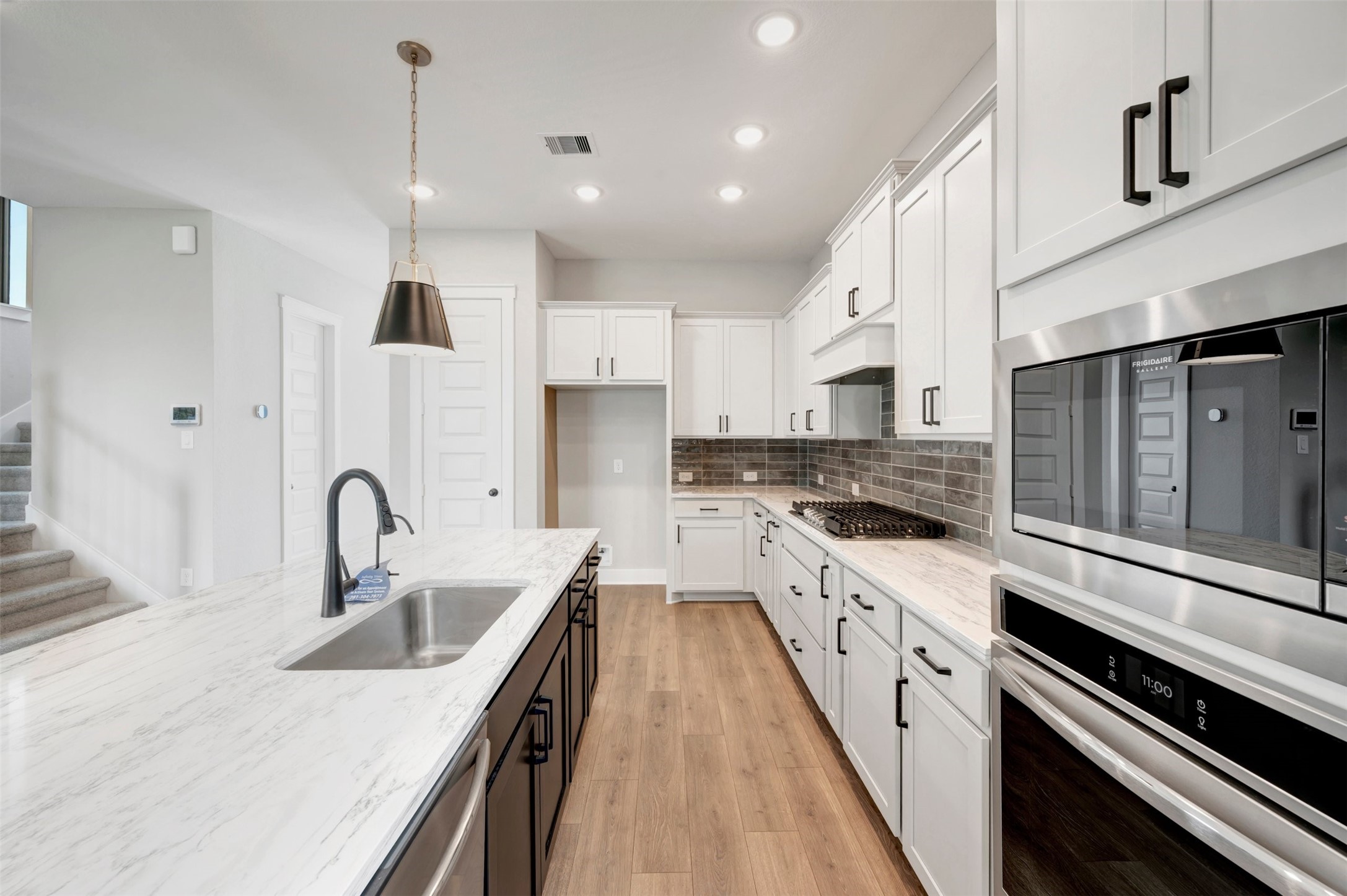 16718 Vibrant Avenue Property Photo 23