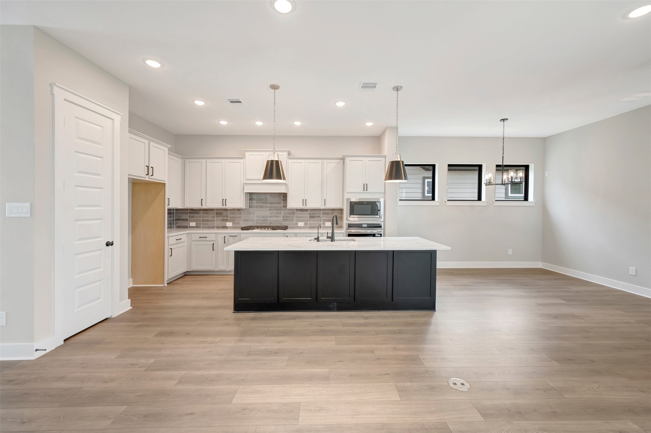 16718 Vibrant Avenue Property Photo 31