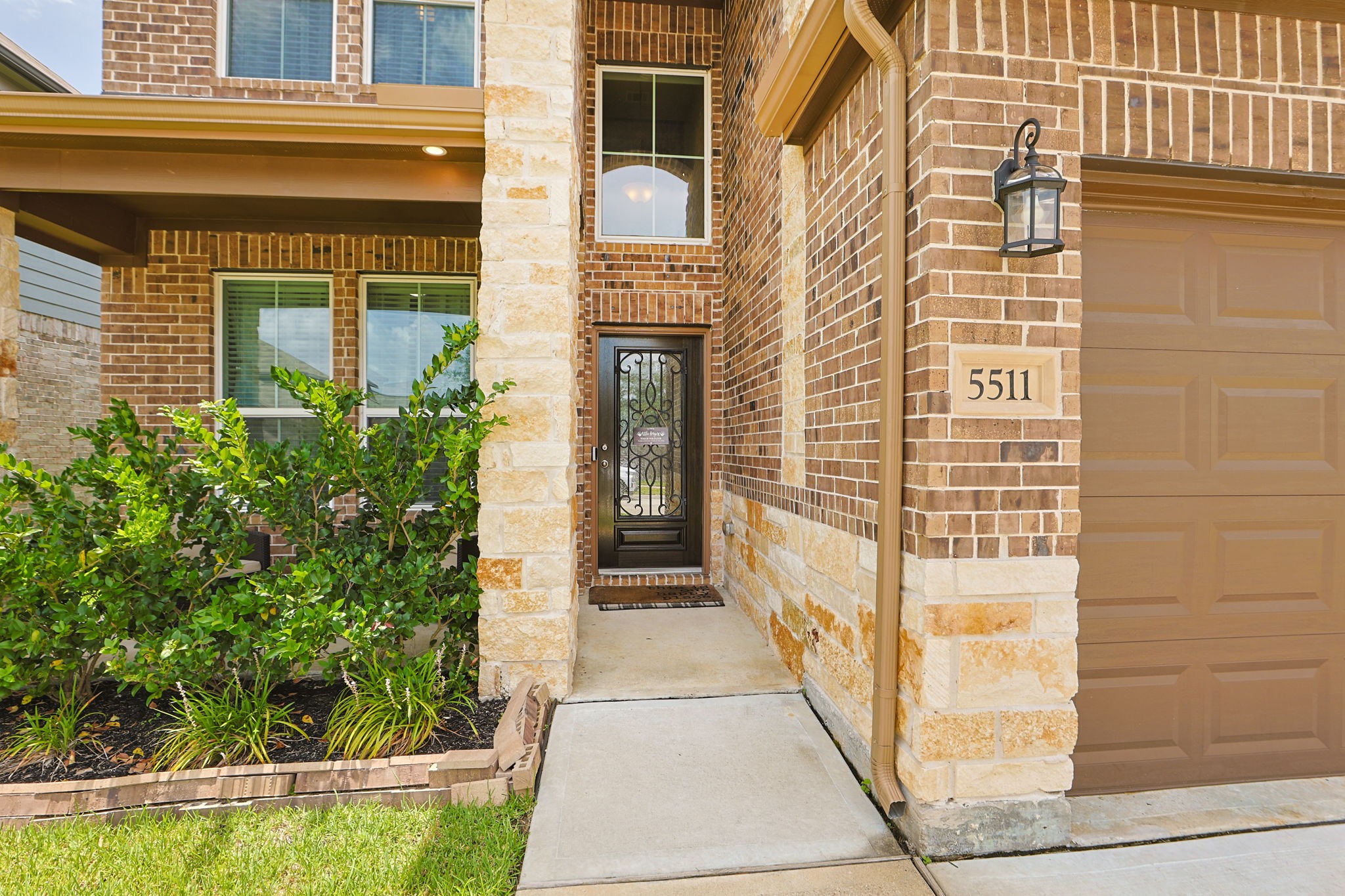 5511 Gothic Oak Drive Property Photo 2